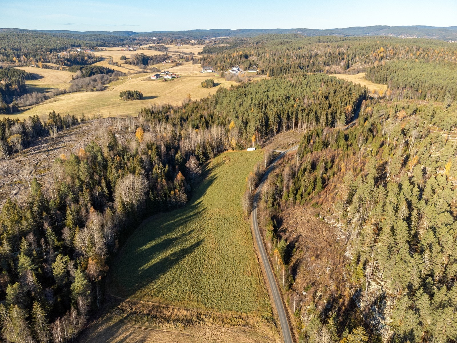 Eiendommen har et totalt areal på 210 809 kvm, fordelt på tre teiger, der 166 daa er skog, 4 dekar er utmark og rundt 7 dekar utgjør tunet med mer. Galleribilde