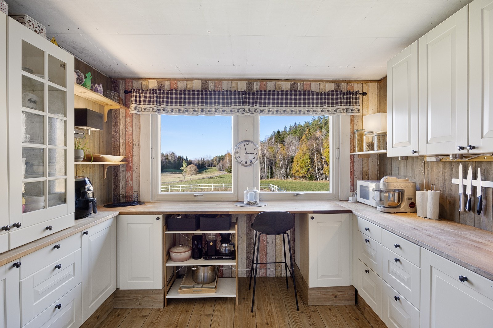 Kjøkkenet ligger i eget rom og er modernisert i senere år, dog med noe gjenstående finish. Galleribilde