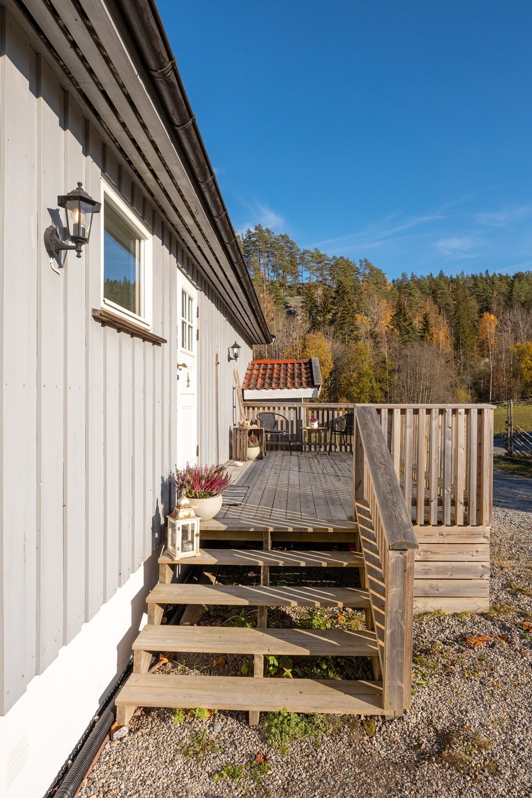 Boligen har hovedinngang i første etasje, via en terrasse fra 2016. Galleribilde