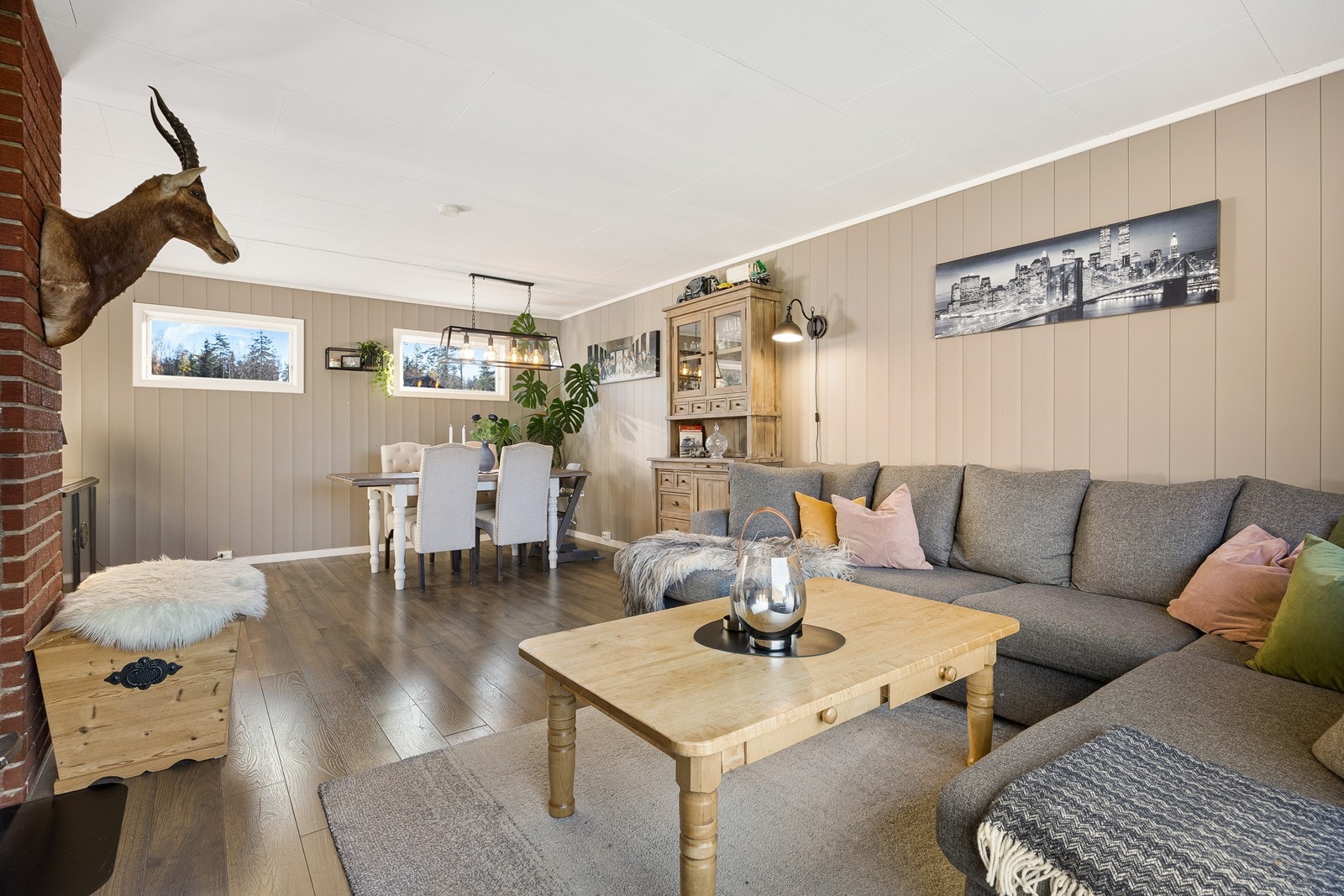 To høytsittende vinduer på sydveggen gir dagslys inn rommet. Galleribilde