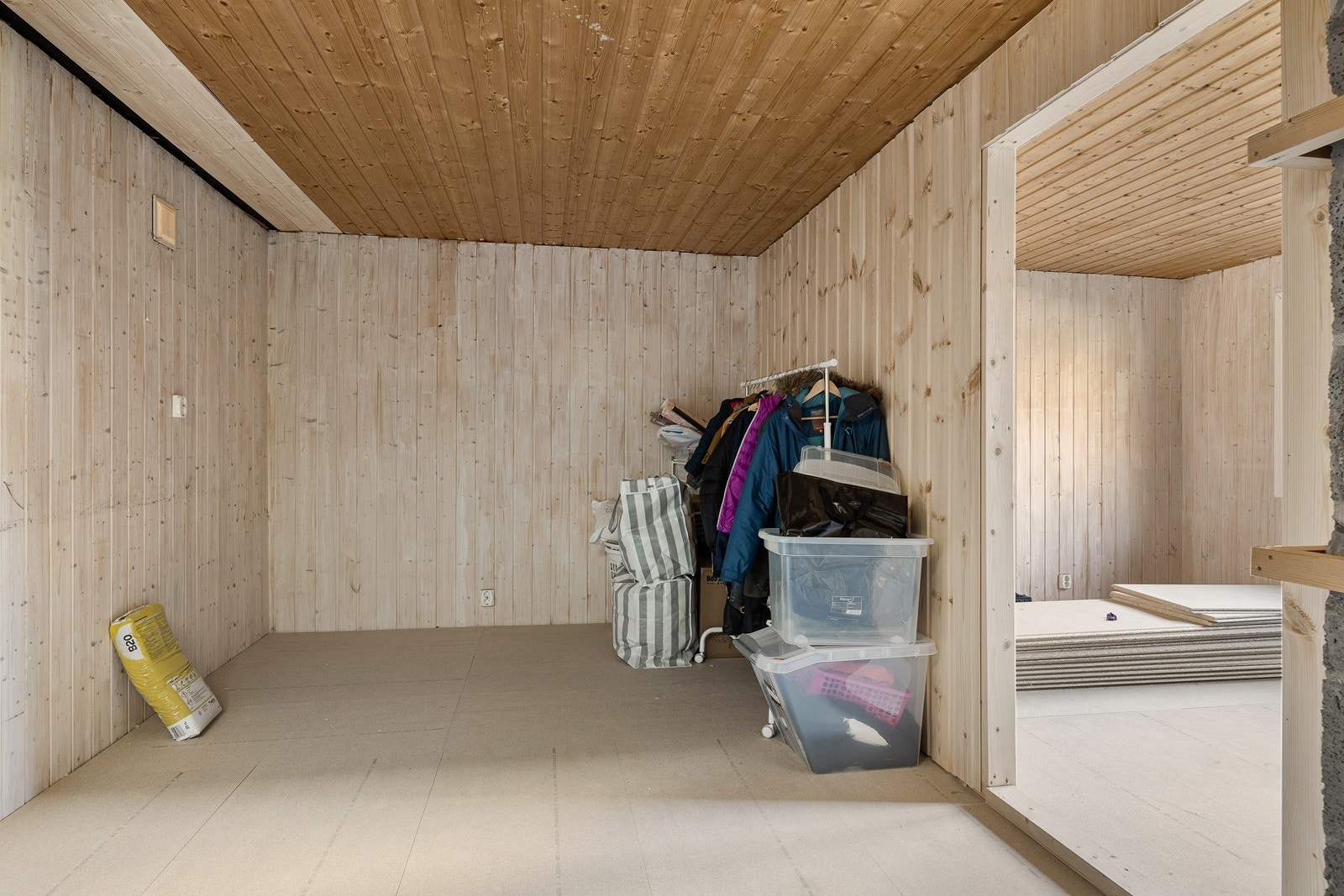 Det er blant annet to uferdige rom i underetasjen. Disse rommene er betegnet som evt. garasje på byggetegninger. Galleribilde