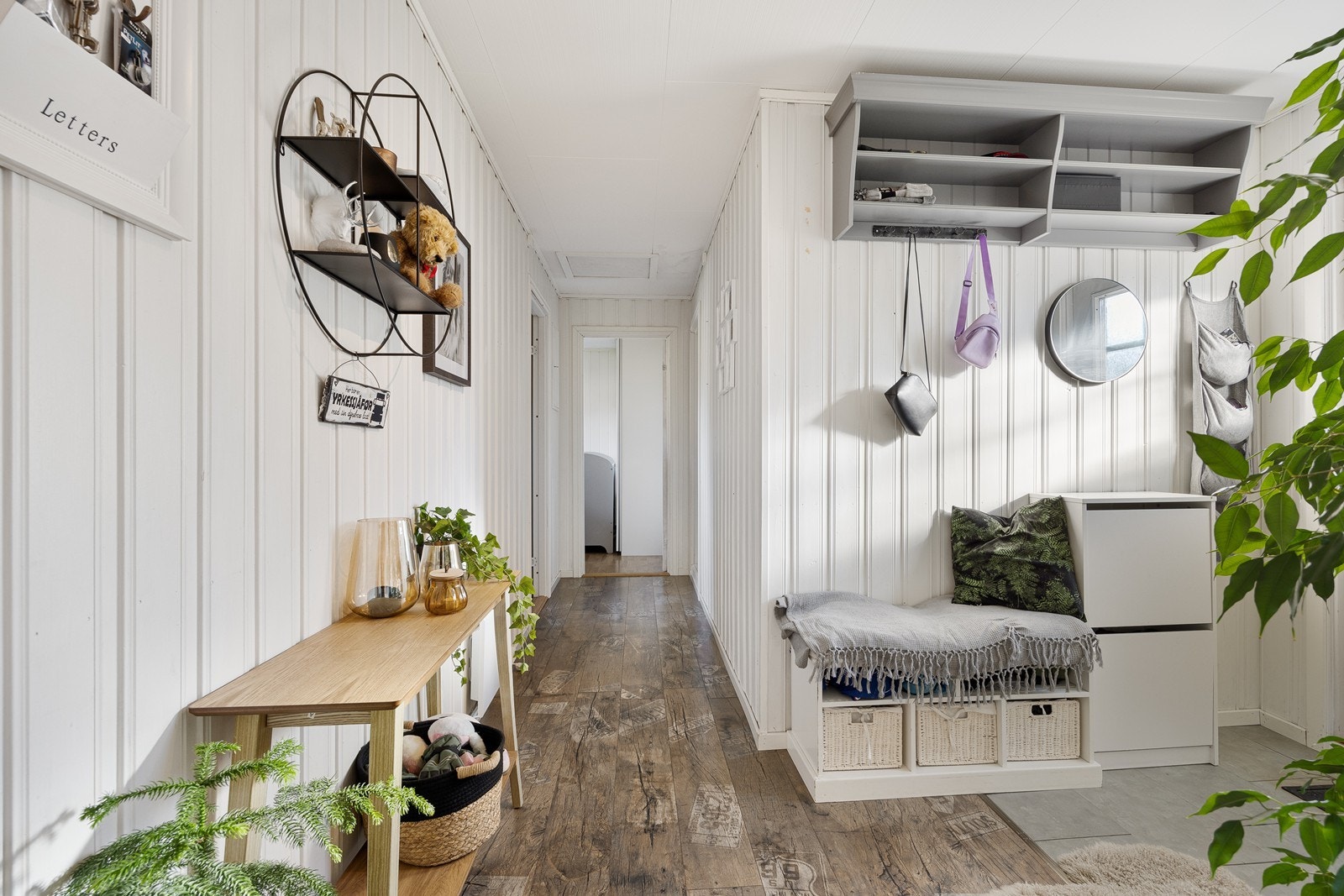 Entreen har lysmalte panelvegger, takess, åpen garderobeløsning og plass til enkelte garderobemøbler. Galleribilde