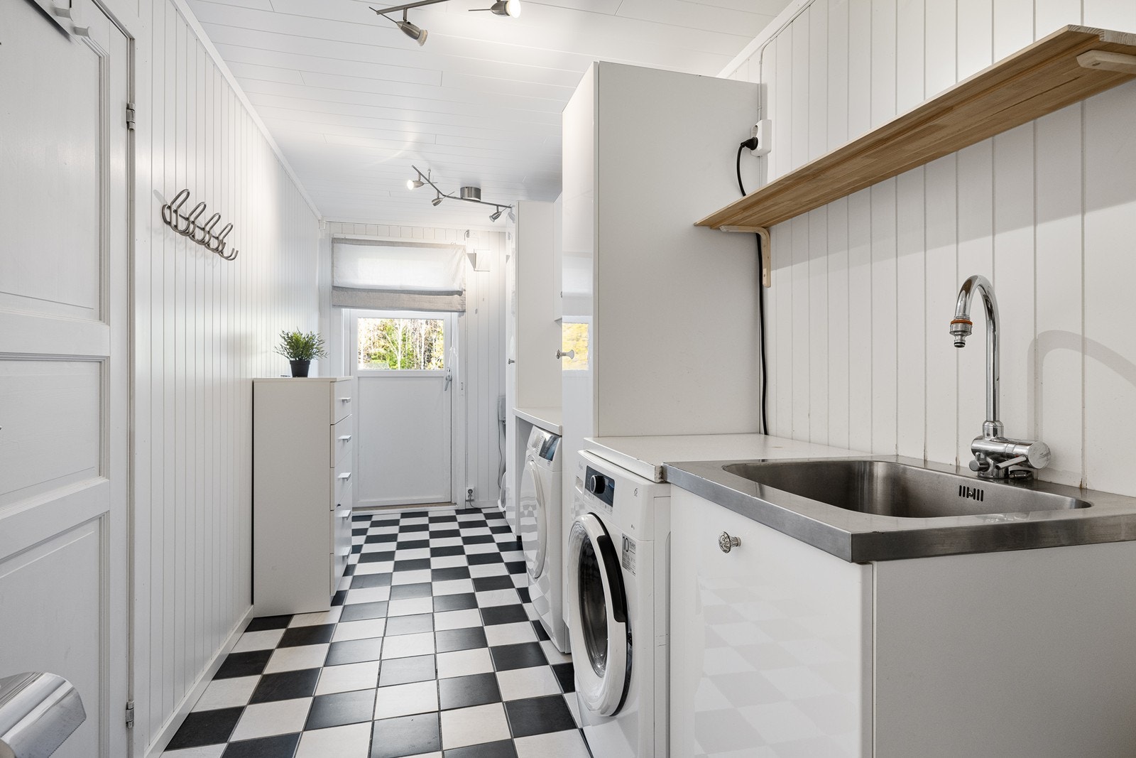 Badet i første etasje er et kombinert vaskerom og utstyrt med et dusjkabinett. Galleribilde