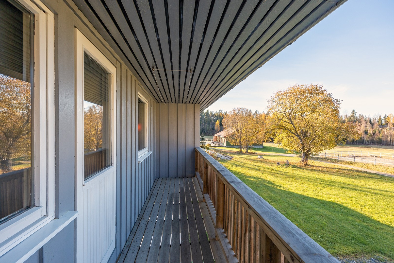 Boligen har også en inntrukket balkong på nordsiden, med adkomst fra det ene soverommet. Balkongen har fint utsyn over ridebanen, beite, skog og et stort tuntre i hjørnet av hagen. Galleribilde