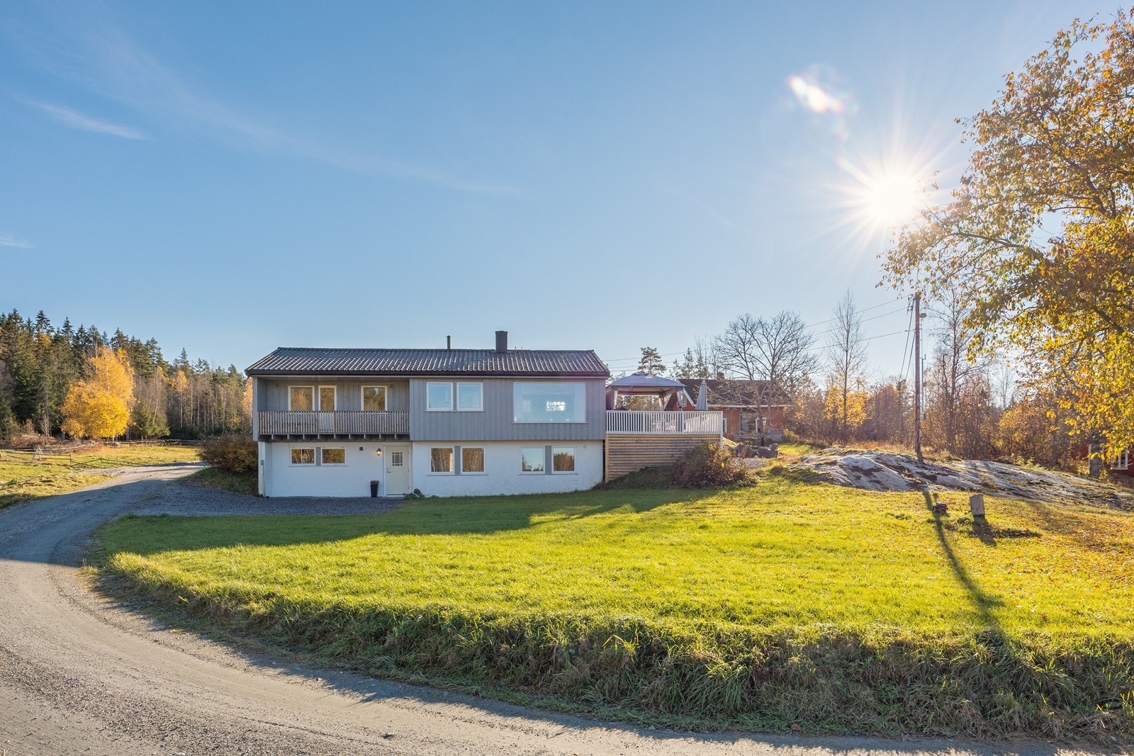 Til Løken er det ca 5-10 minutter og her er det forretninger, servicetilbud, skole, barnehage og idrettsanlegg. Galleribilde