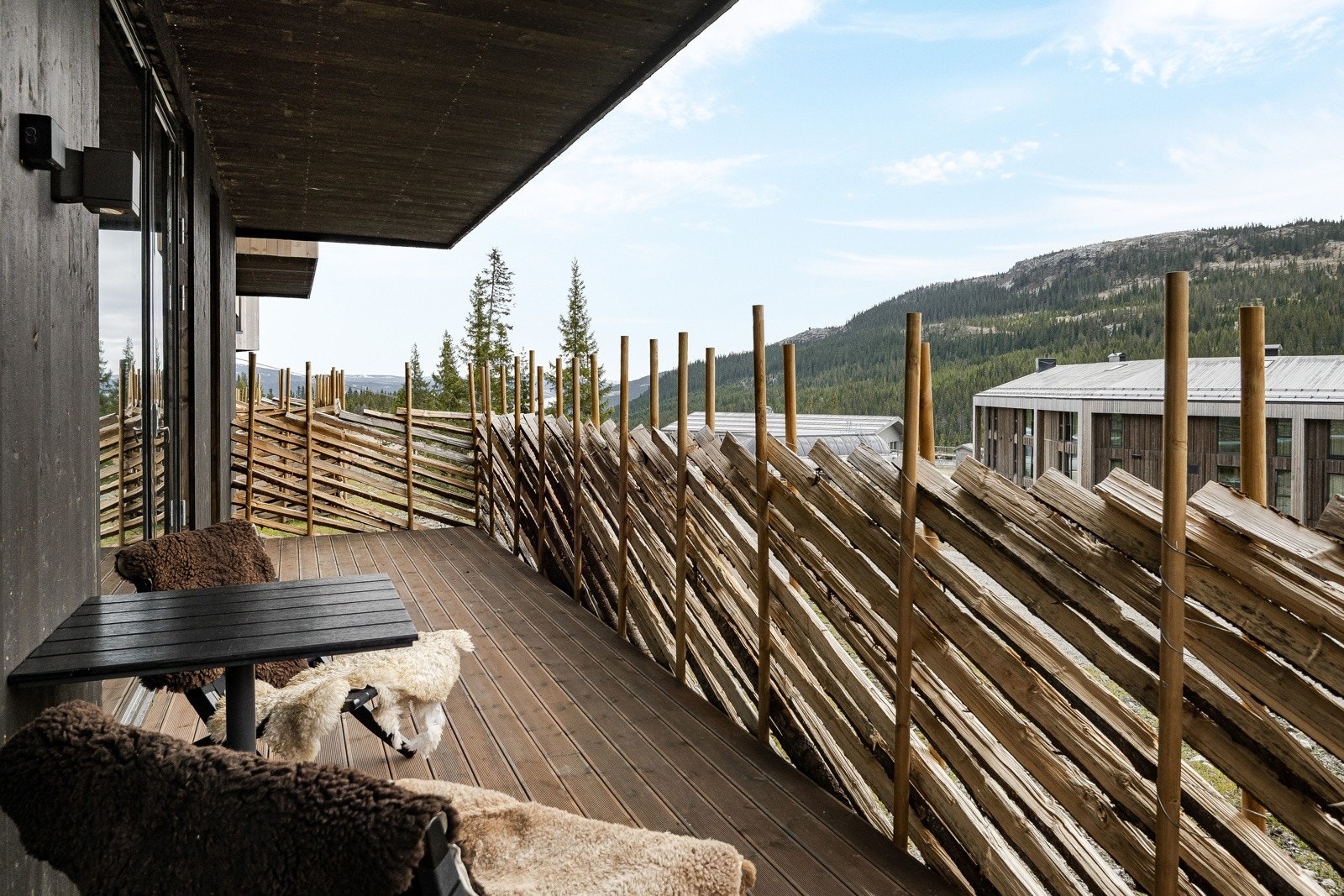 Stor, sydvendt uteplass med fri utsikt mot Varden-siden! Galleribilde