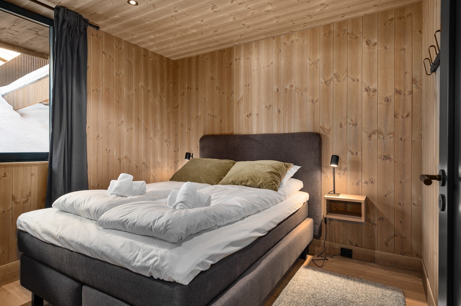 Soverom 2 med god plass til dobbelseng og garderobeskap Galleribilde