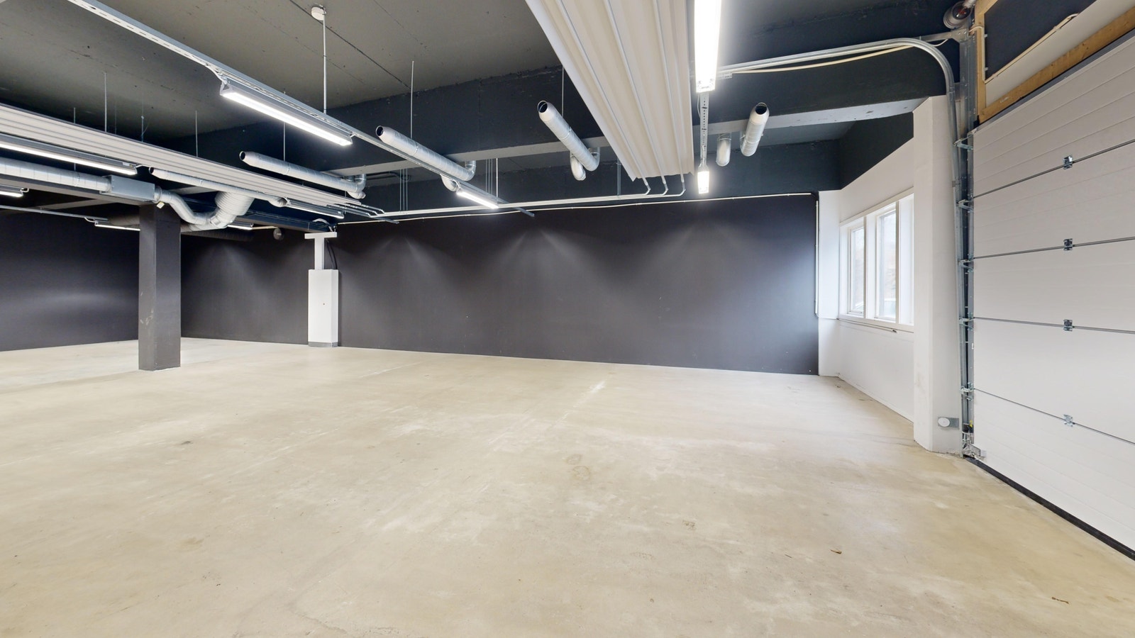 Midtunhaugen 10, lager og kontorlokaler. Kjøreport er B 2,9 x H 2,7 Galleribilde