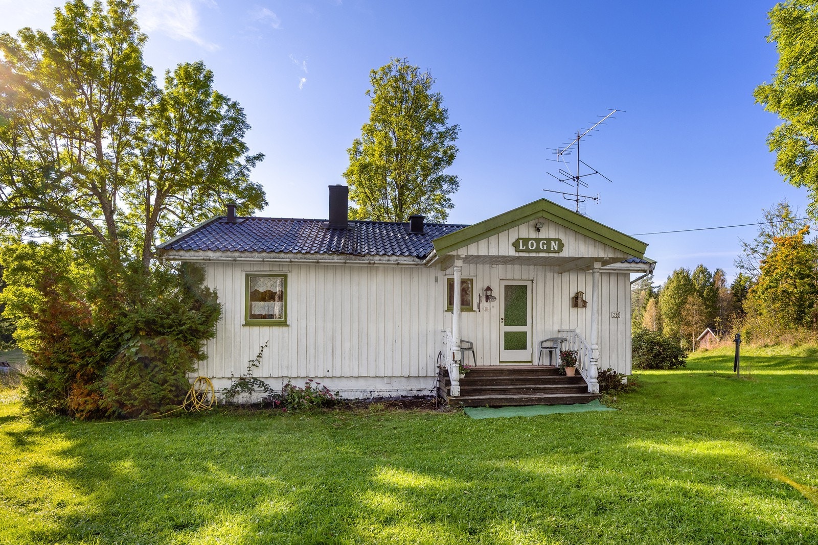 Nedre Dalsroen 236 har et inngangsparti med overbygg og belysning. Galleribilde