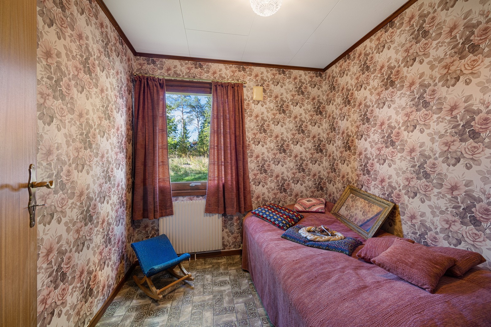 Boligen har to soverom med gulvbelegg og tapet på veggene. Galleribilde