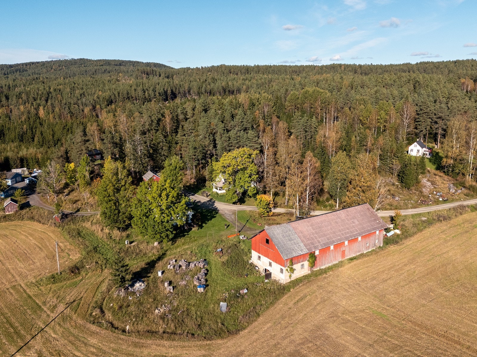 Gården har jaktrett i et lokalt elgjaktlag, og får kompensasjon for jakten i form av elgkjøtt. Galleribilde