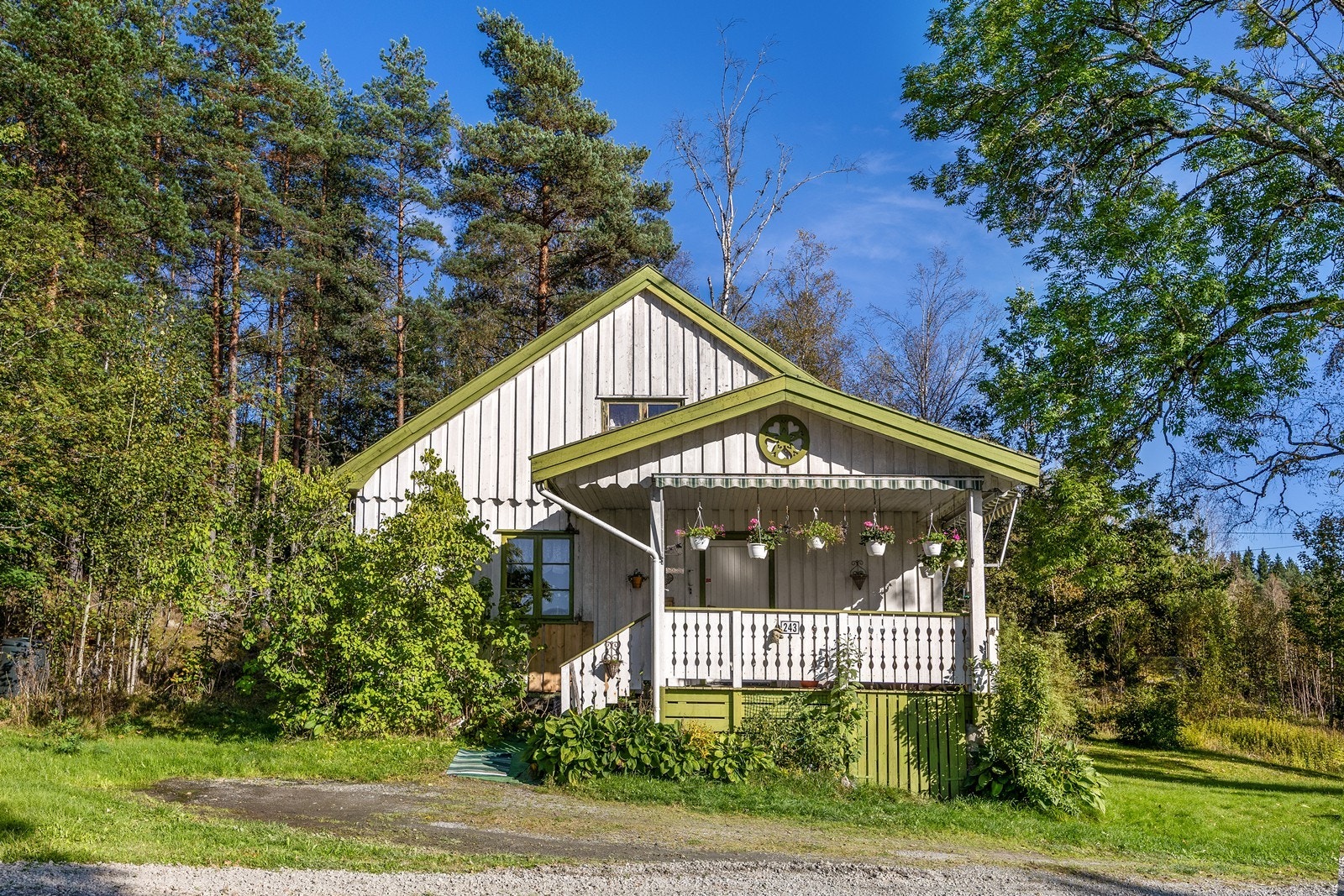 Nedre Dalsroen 243 har en overbygd og trivelig adkomstveranda. Galleribilde