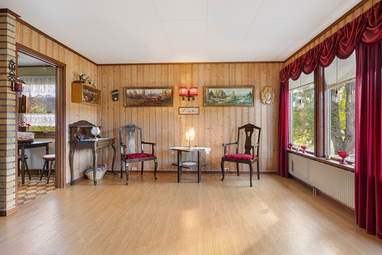 Stuen er hyggelig, der vinduer i front sørger for fine lys- og utsiktsforhold. Galleribilde