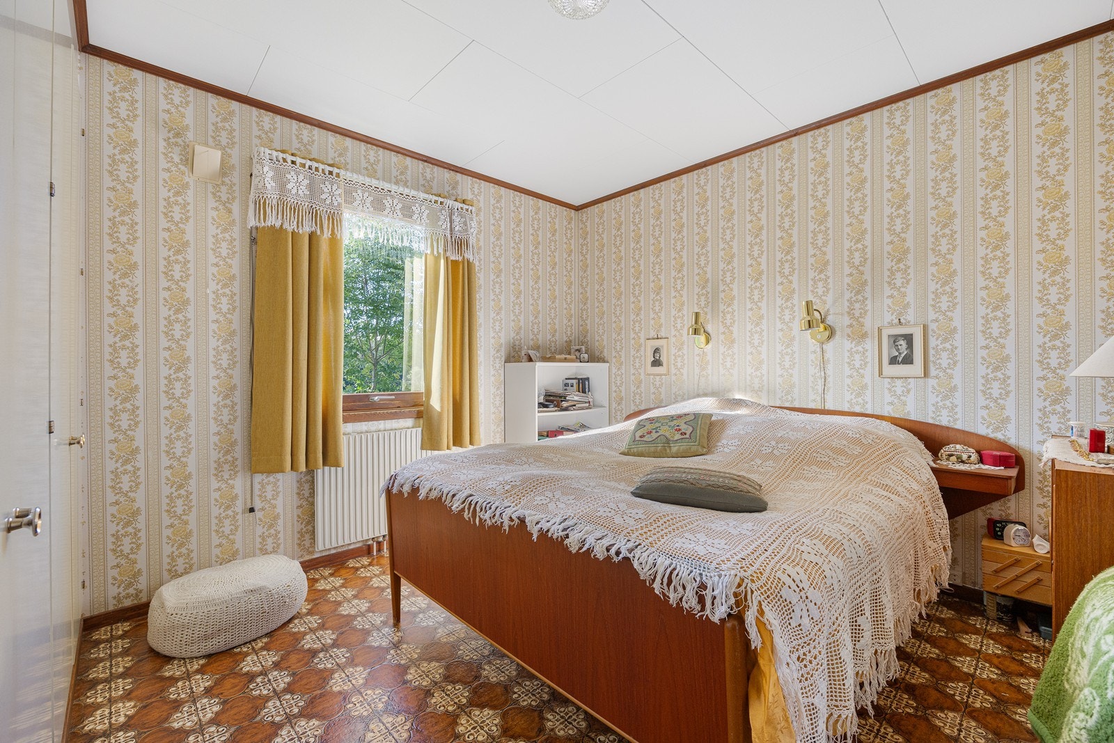 Hovedsoverommet innredes enkelt med dobbeltseng, og rommet har oppbevaring i et plassbygget garderobeskap. Galleribilde