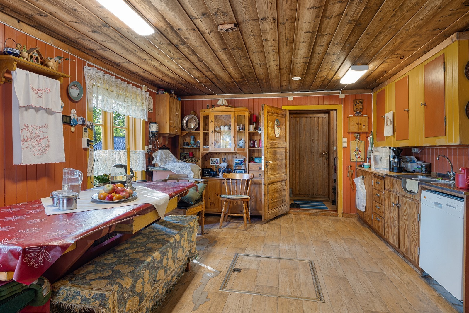 Kjøkkeninnredningen er plassbygd, med glatte, finerte fronter, benkeplate av laminat og dobbel oppvaskkum i stål. Det er opplegg for oppvaskmaskin og avsatt plass til komfyr. Galleribilde