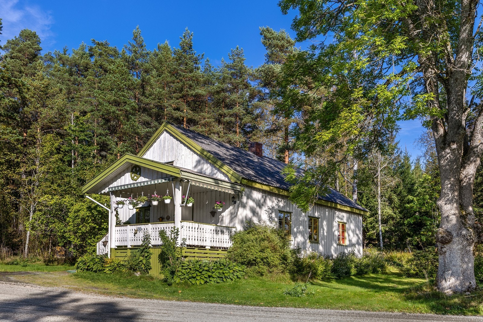 Nr. 243 har en overbygd veranda som måler ca. 12 kvm. Nr. 236 har utgang til en vestvendt veranda på ca. 14 kvm. Galleribilde