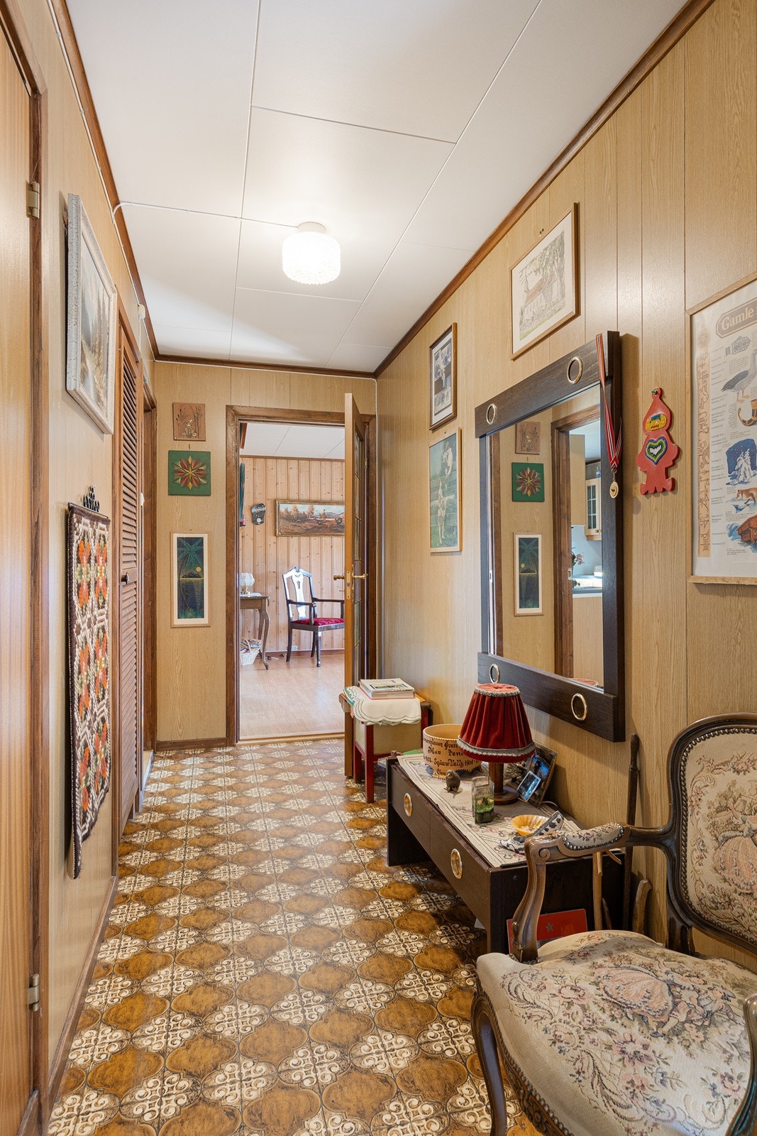 Man ønskes velkommen av et lite vindfang med tilliggende gang, og i gangen har boligen plass til garderobeløsninger. Galleribilde