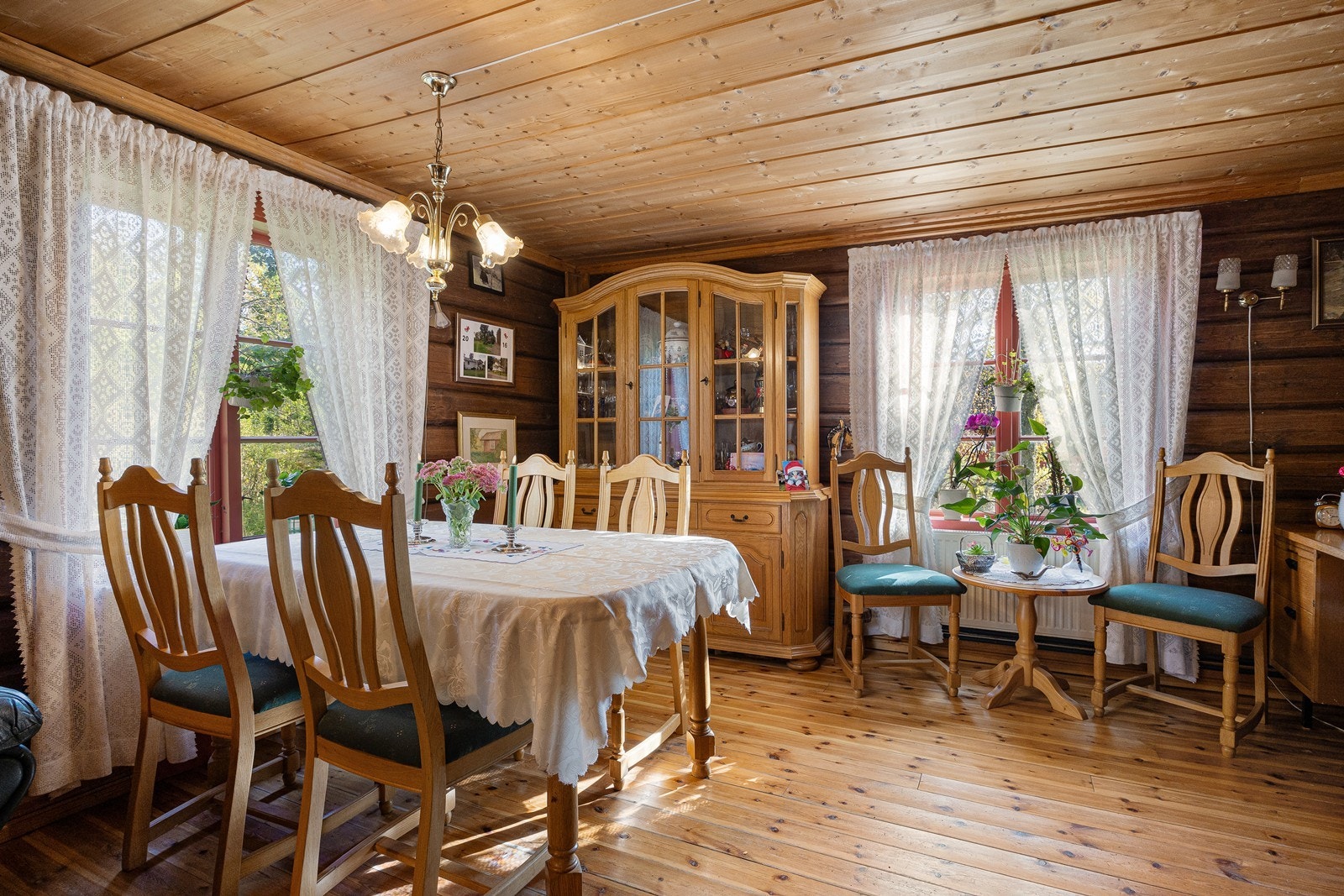 Boligen har to tilstøtende stuer, noe som gir ekstra fleksibilitet og god møbleringsfrihet. Begge stuene innredes enkelt med flere sittegrupper i ulike soner. Galleribilde