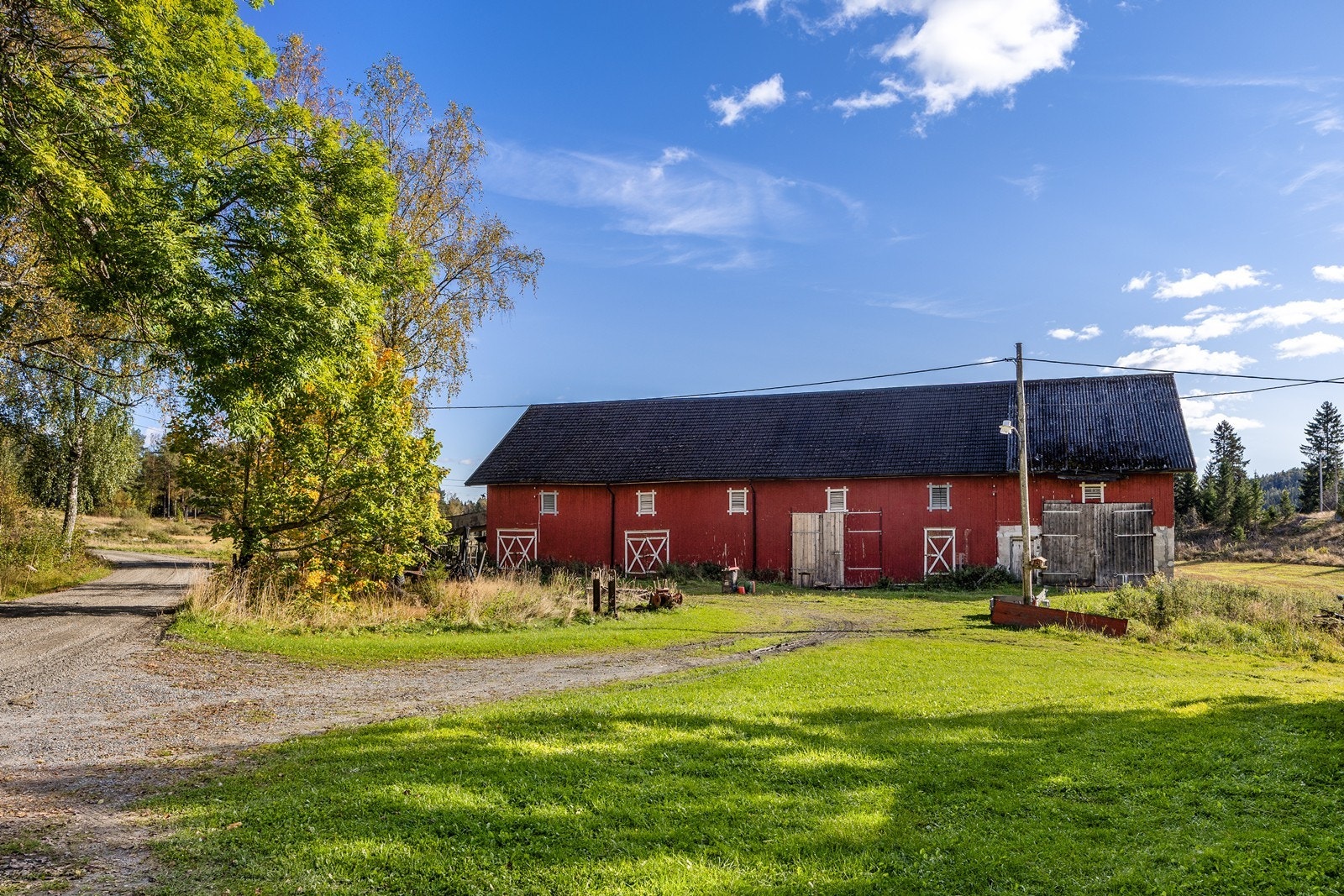 Driftsbygningen fra 1936 brukes i dag som lager. Det er fjøs fra 1955 med støpte vegger i enden av bygningen, og med støpt gjødselkjeller under. Det er støpt låvebru i kjørbar stand. Innvendig kjørebru av tre. Galleribilde