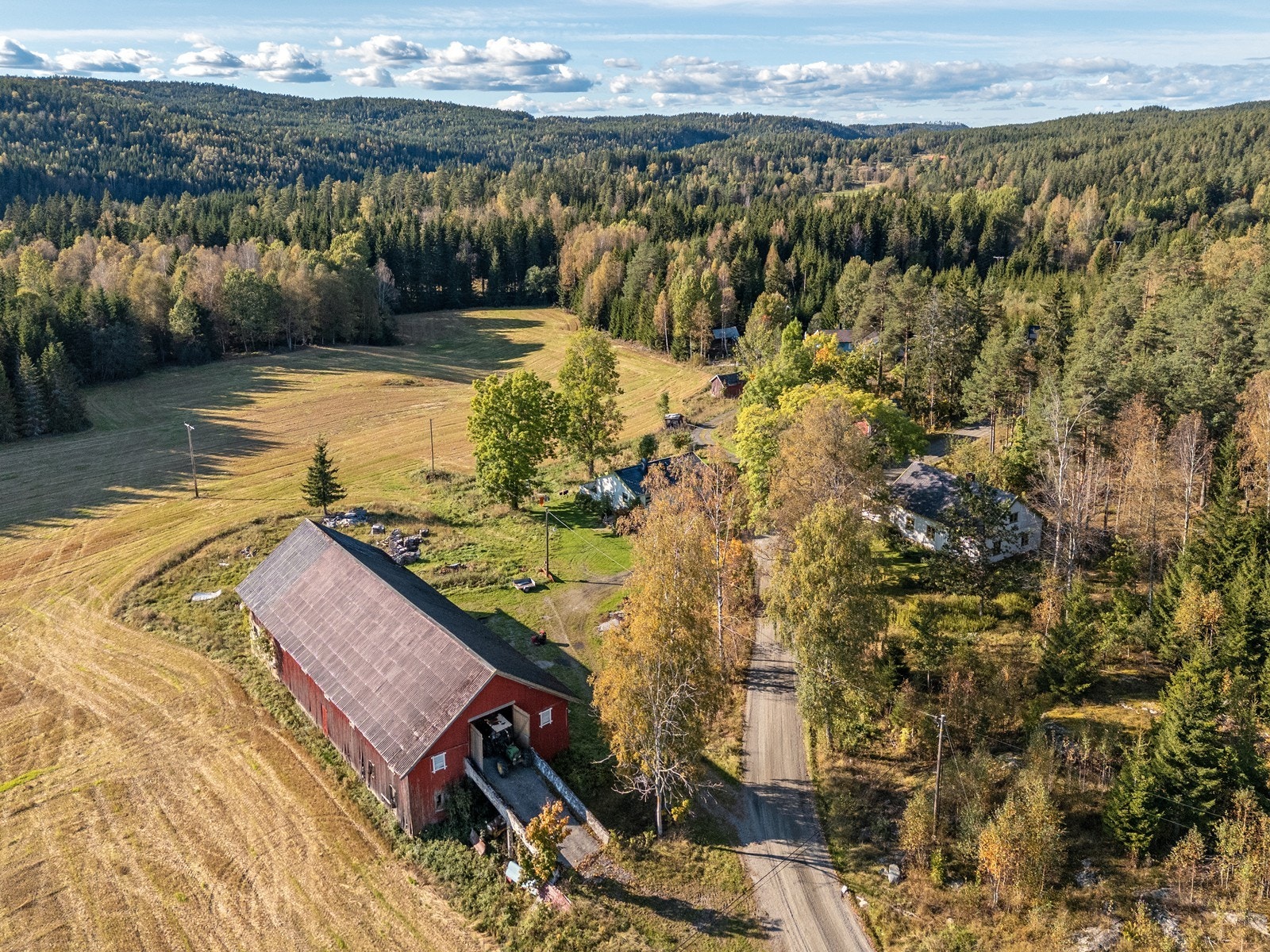 Eiendommen har et samlet areal på 724,5 dekar, der fulldyrket jord utgjør 139,4 daa og 496,7 daa består av produktiv skog. Jorden leies i dag ut, og det dyrkes korn og gress. Galleribilde
