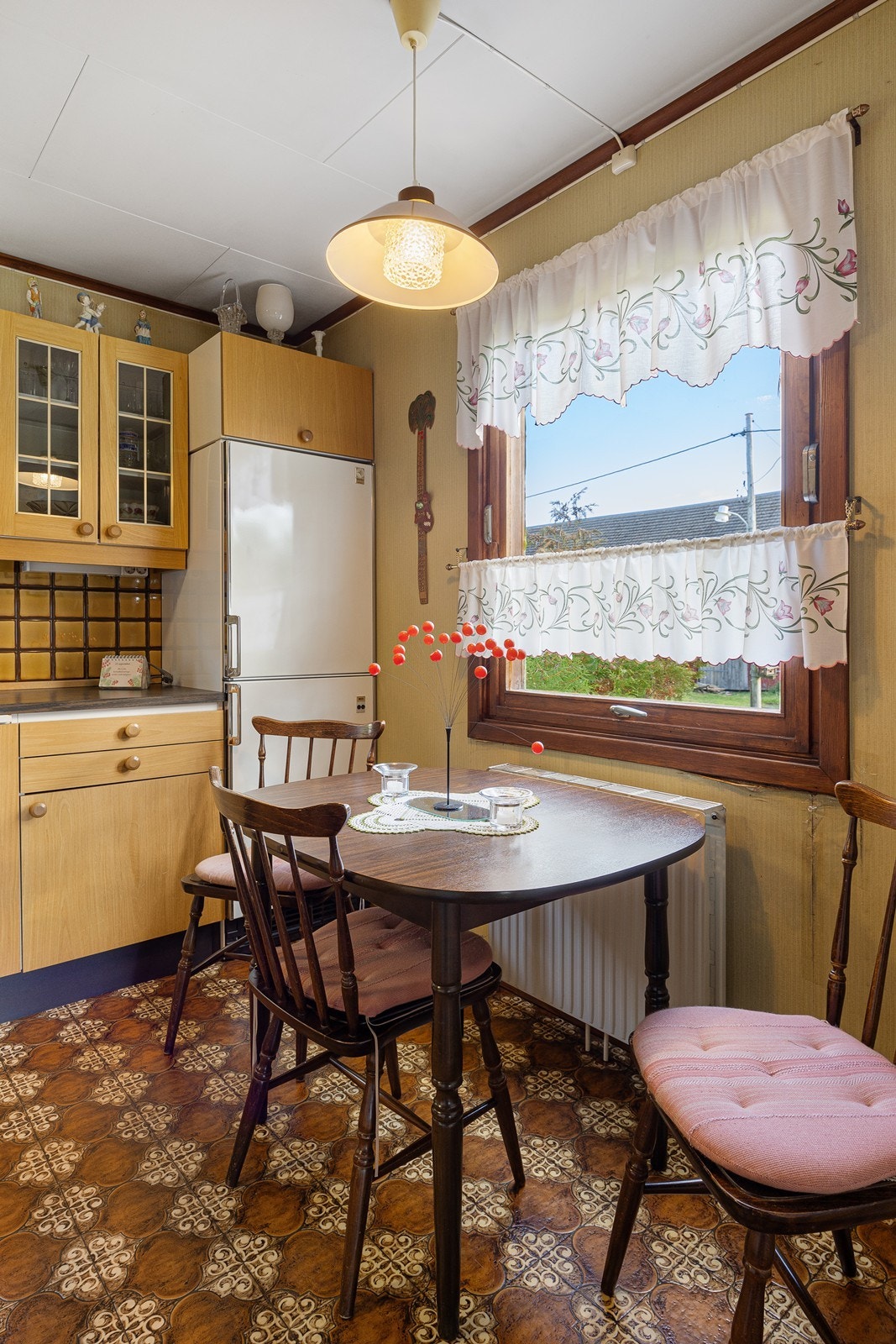 Kjøkkenet har rom for en hyggelig, liten spiseplass under vinduet. Galleribilde