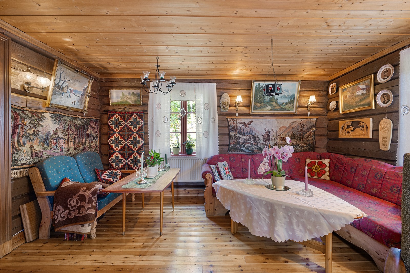 Samme type furugulv bidrar til en flytende overgang, og den innerste stuen har laftede tømmervegger for et autentisk uttrykk. Galleribilde