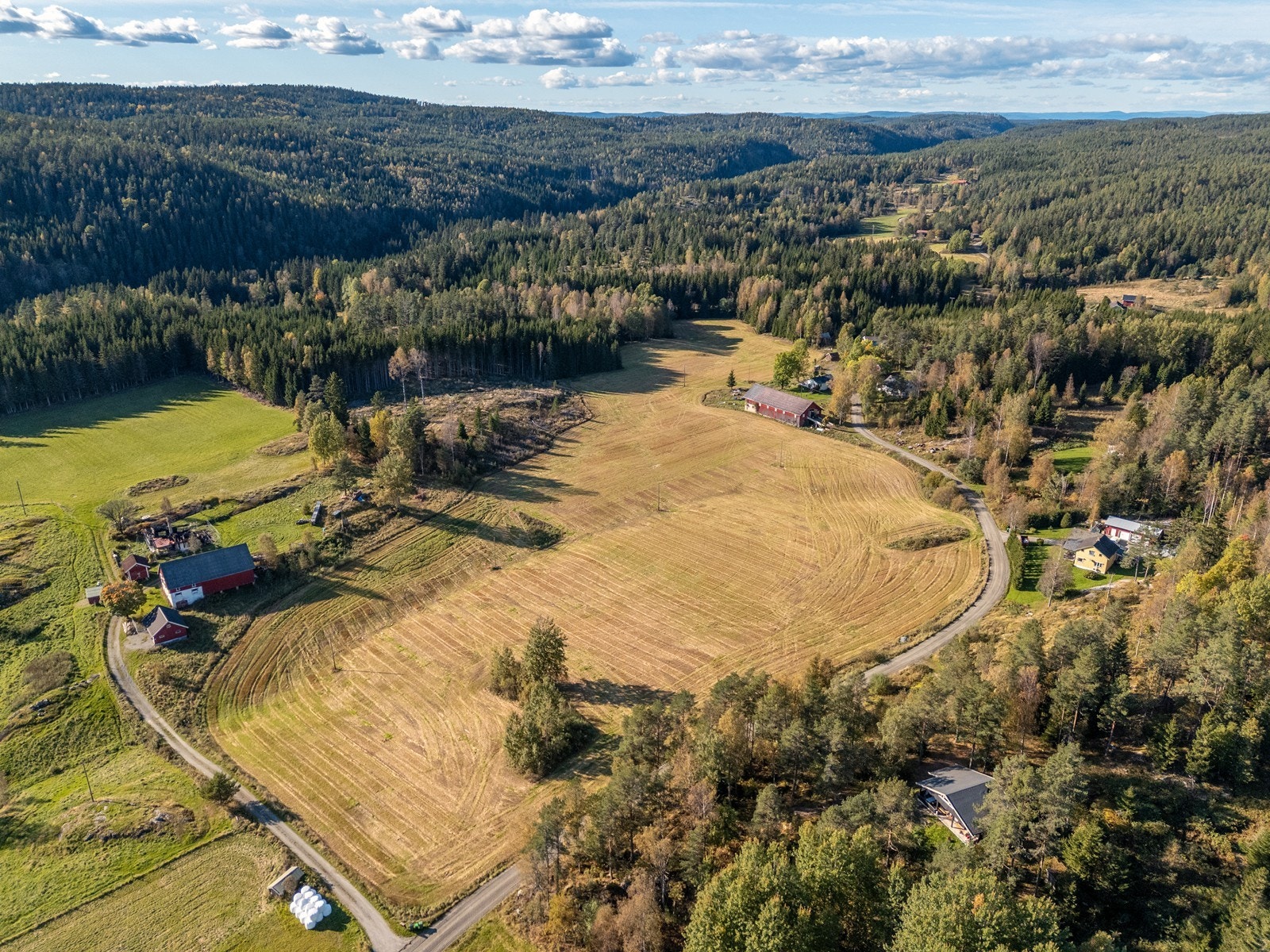 Gården er en stor jord- og skogsbrukseiendom, der bebyggelsen består av låve, stabbur, potetkjeller og to eneboliger. Garasje som er omtalt i takstrapporten er under fradeling/fradelt og solgt til en nabo med ca 1100 kvm tomt. Galleribilde