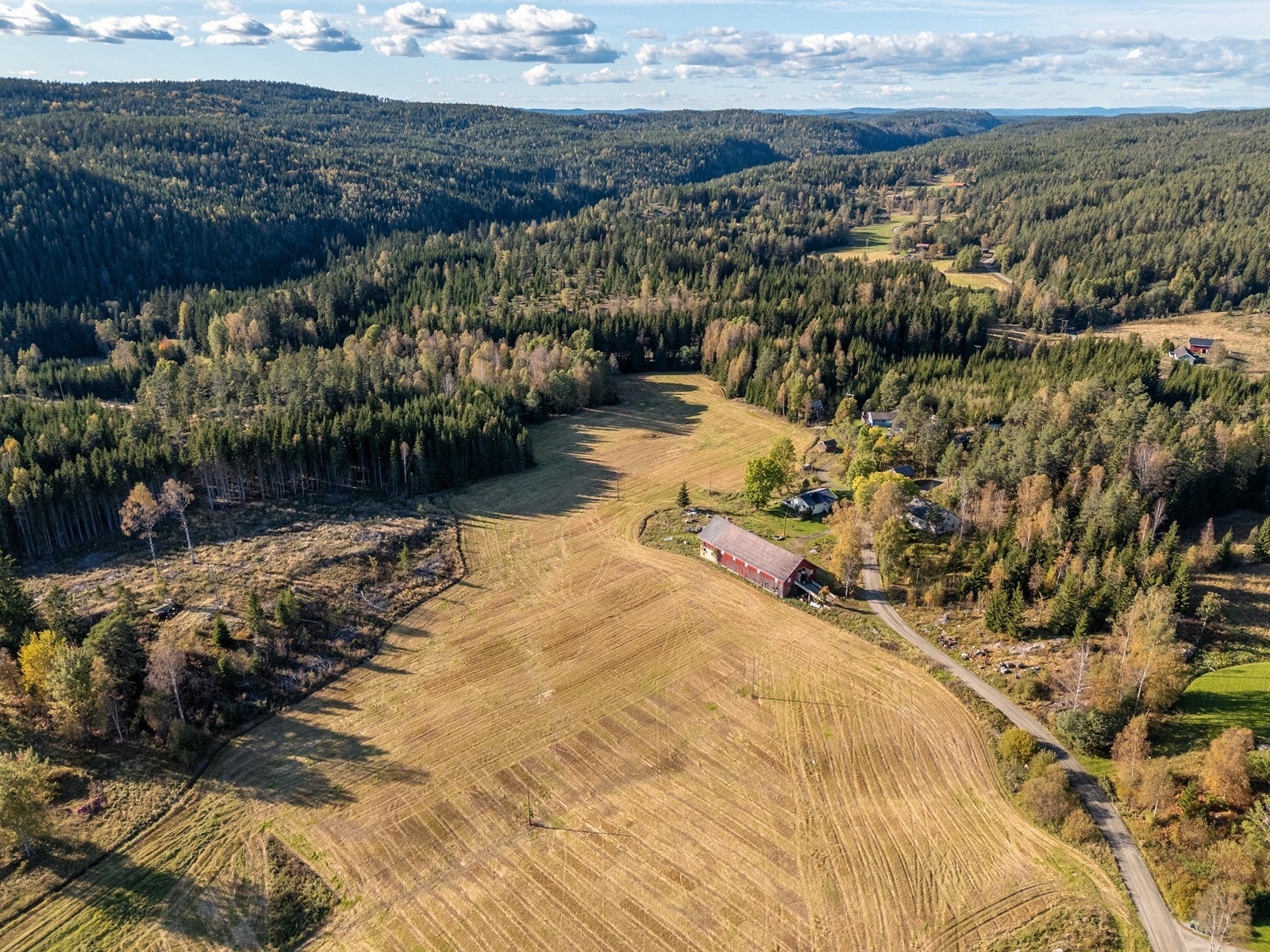 Eiendommen er plassert ca. 9 km nord-vest for Hemnes, i et område preget av spredt boligbebyggelse og jord- og skogbruk. Galleribilde