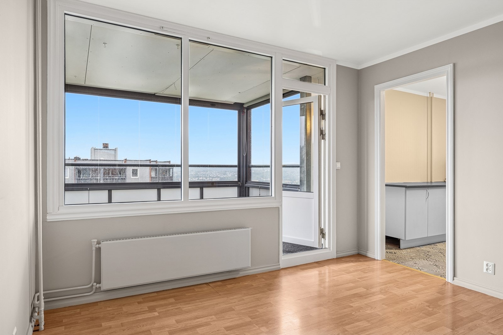 Stuen har direkte utgang til en av de flotte innglasset balkongene Galleribilde