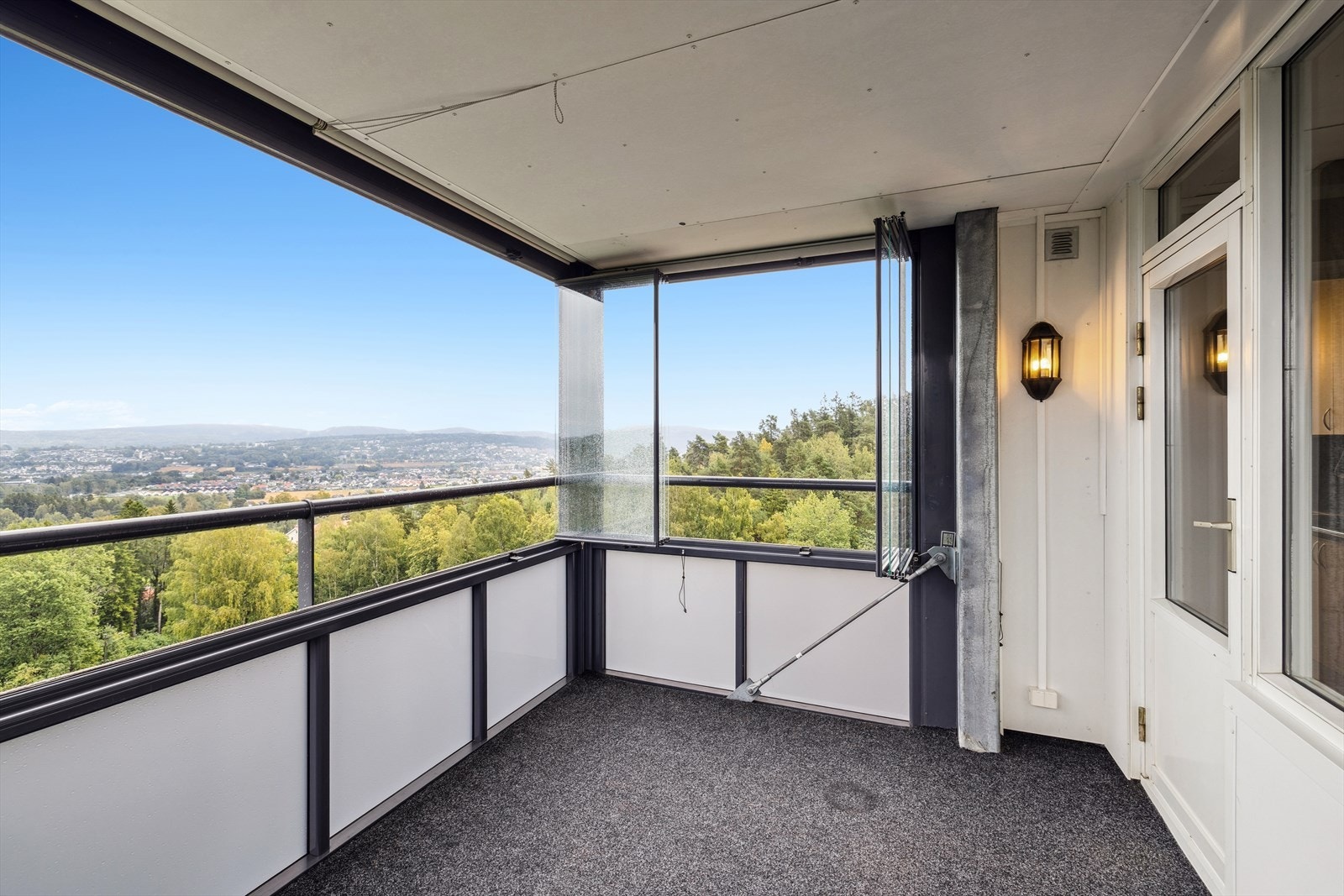 Innglasset balkong som kan nytes både sommer og vinter Galleribilde