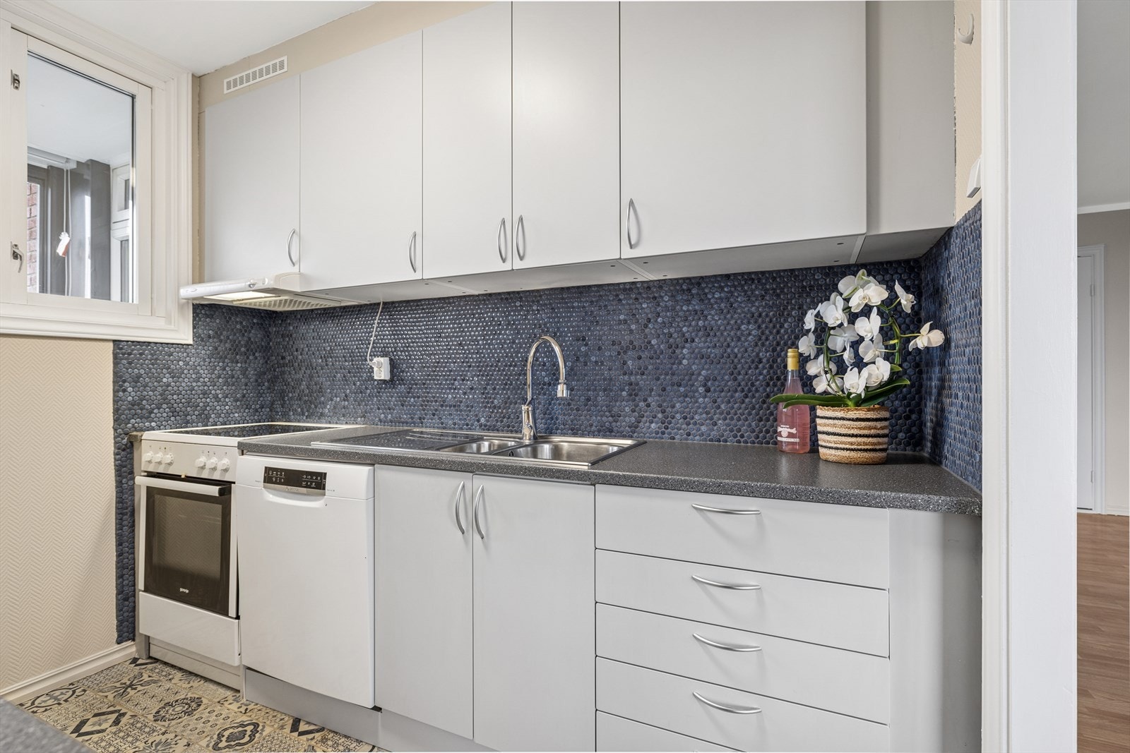 Kjøkkenet er praktisk og er innredet med oppvaskmaskin og komfyr Galleribilde