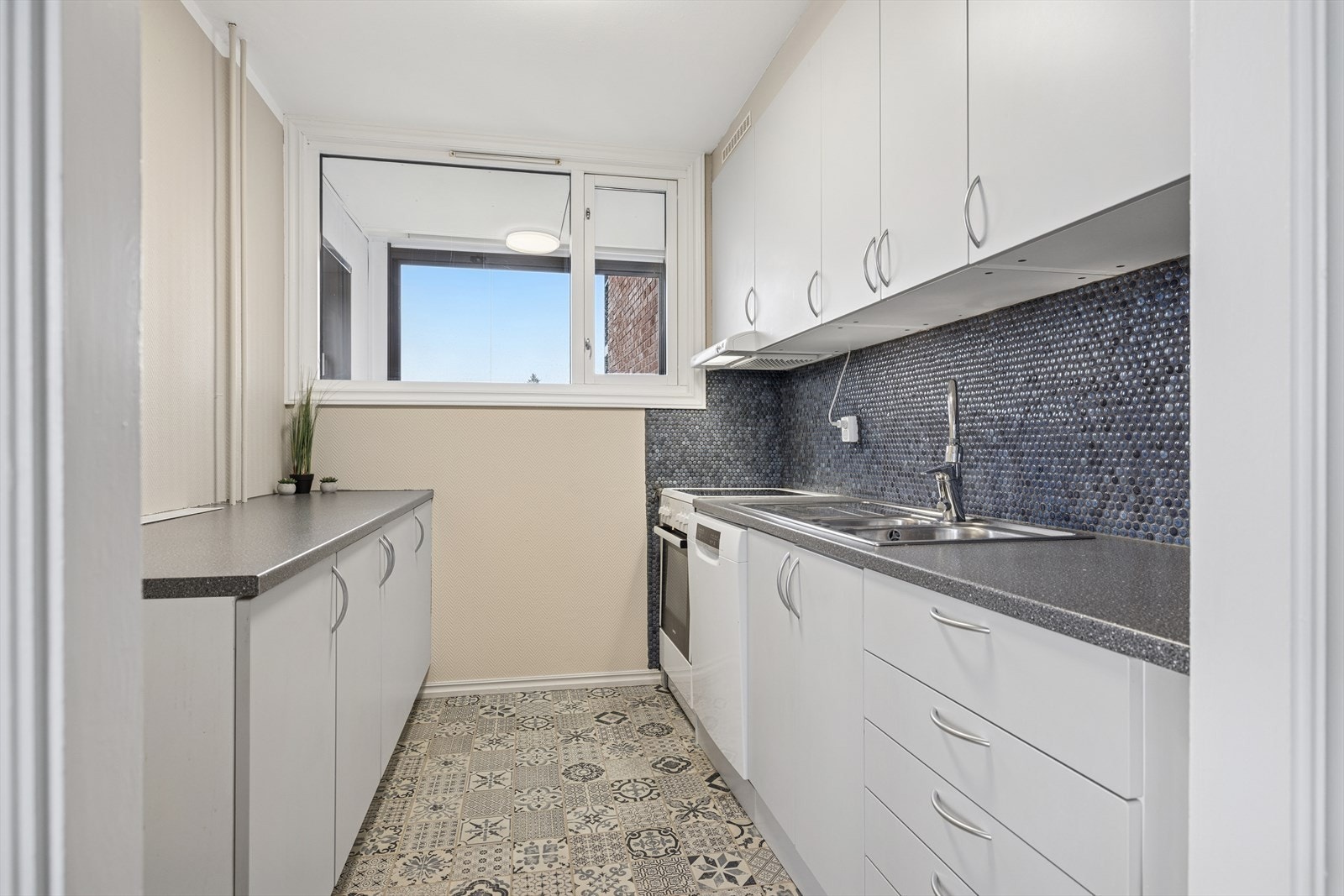 Pent kjøkken med slette hvite fronter Galleribilde