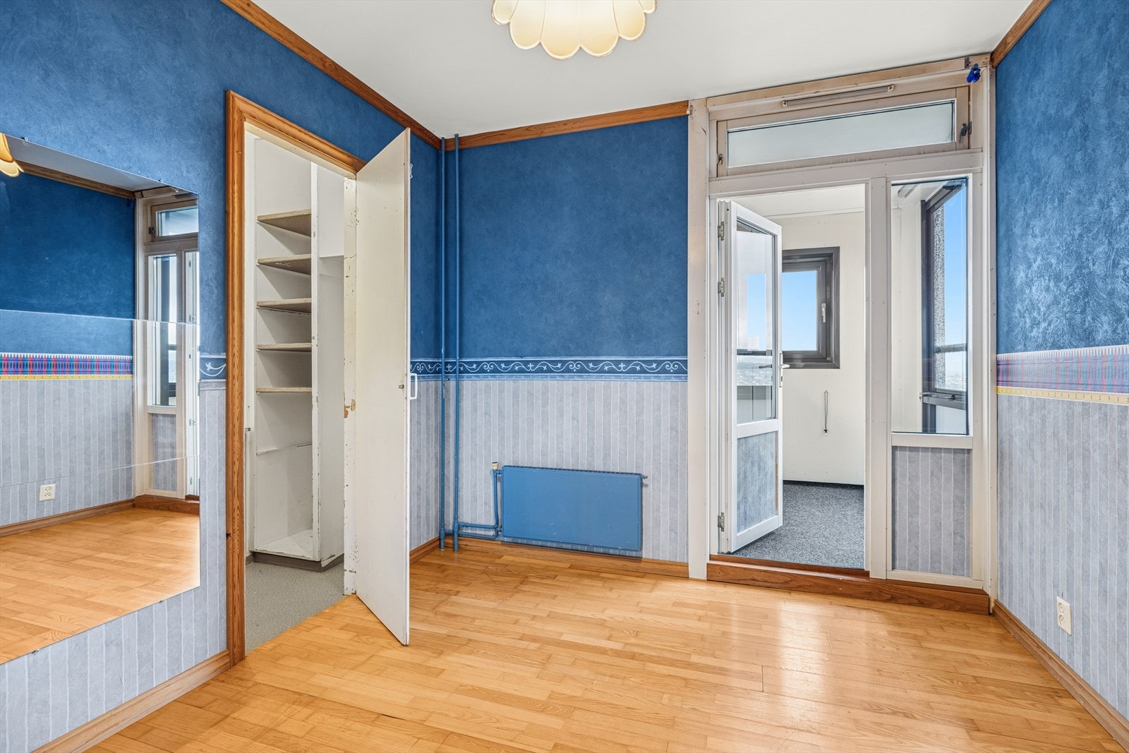 Soverom har walk inn og radiator som varmer Galleribilde