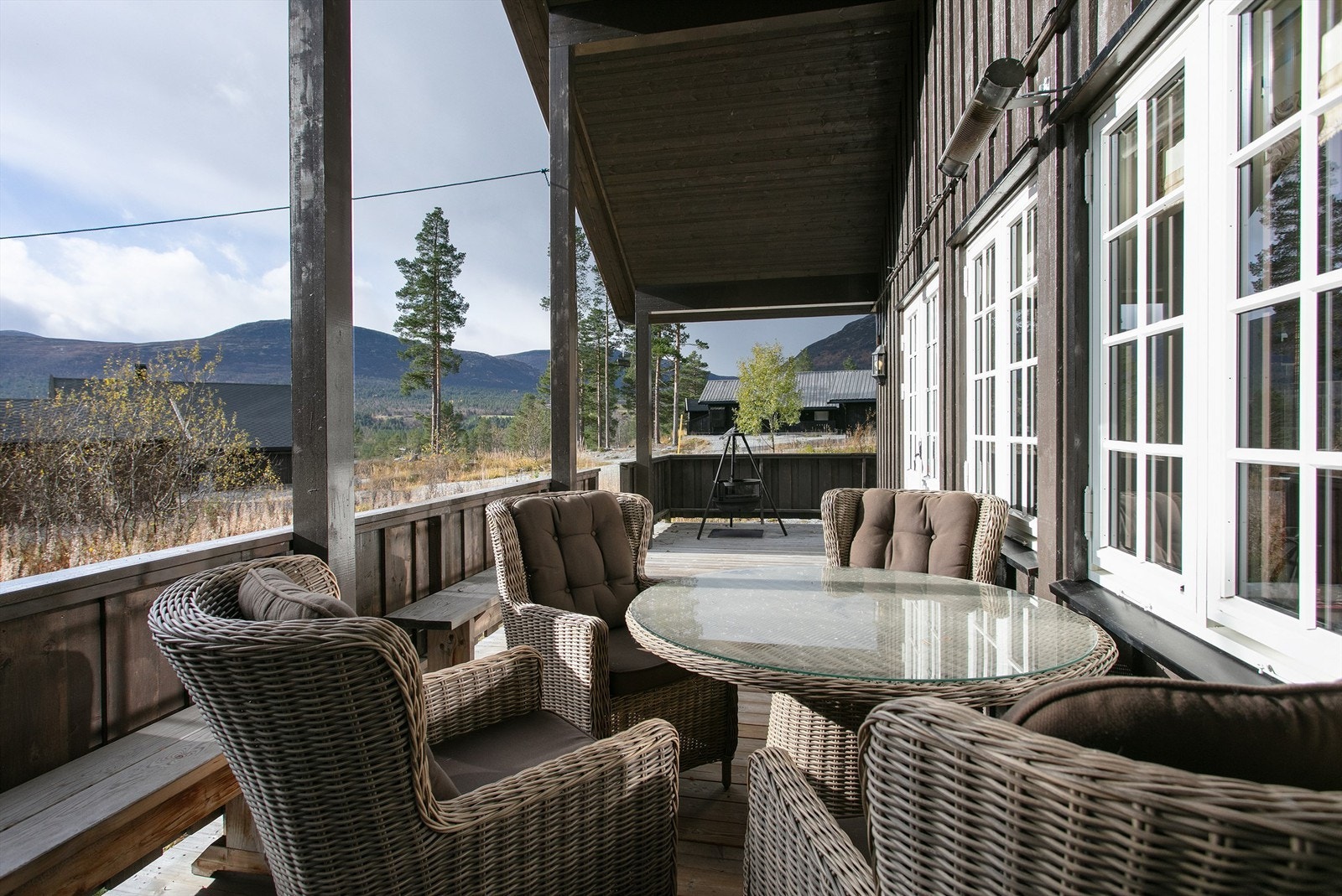 Stor og romslig terrasse som dels er overbygd Galleribilde