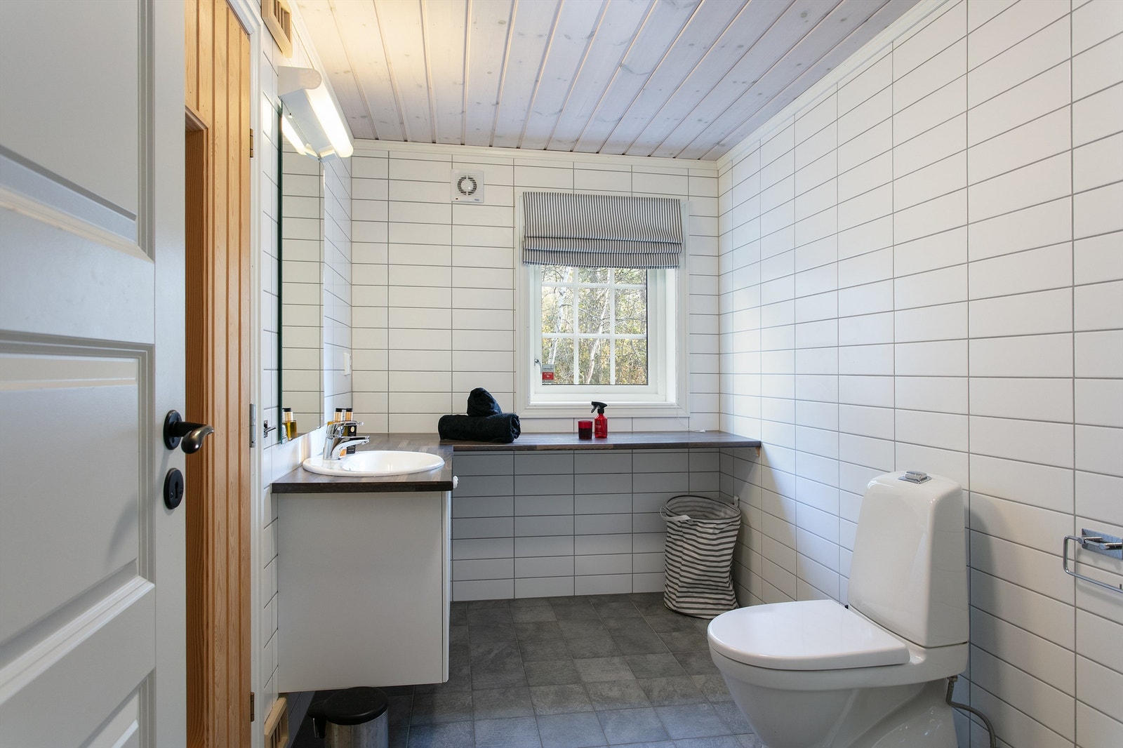 Flislagt bad med tilkomst til badstu Galleribilde