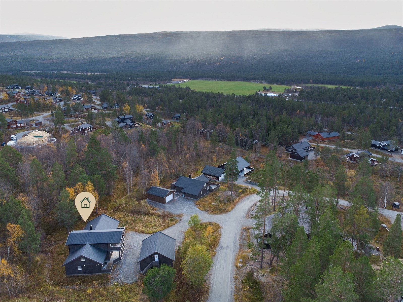Dronebilde av hytten og nærområdet Galleribilde