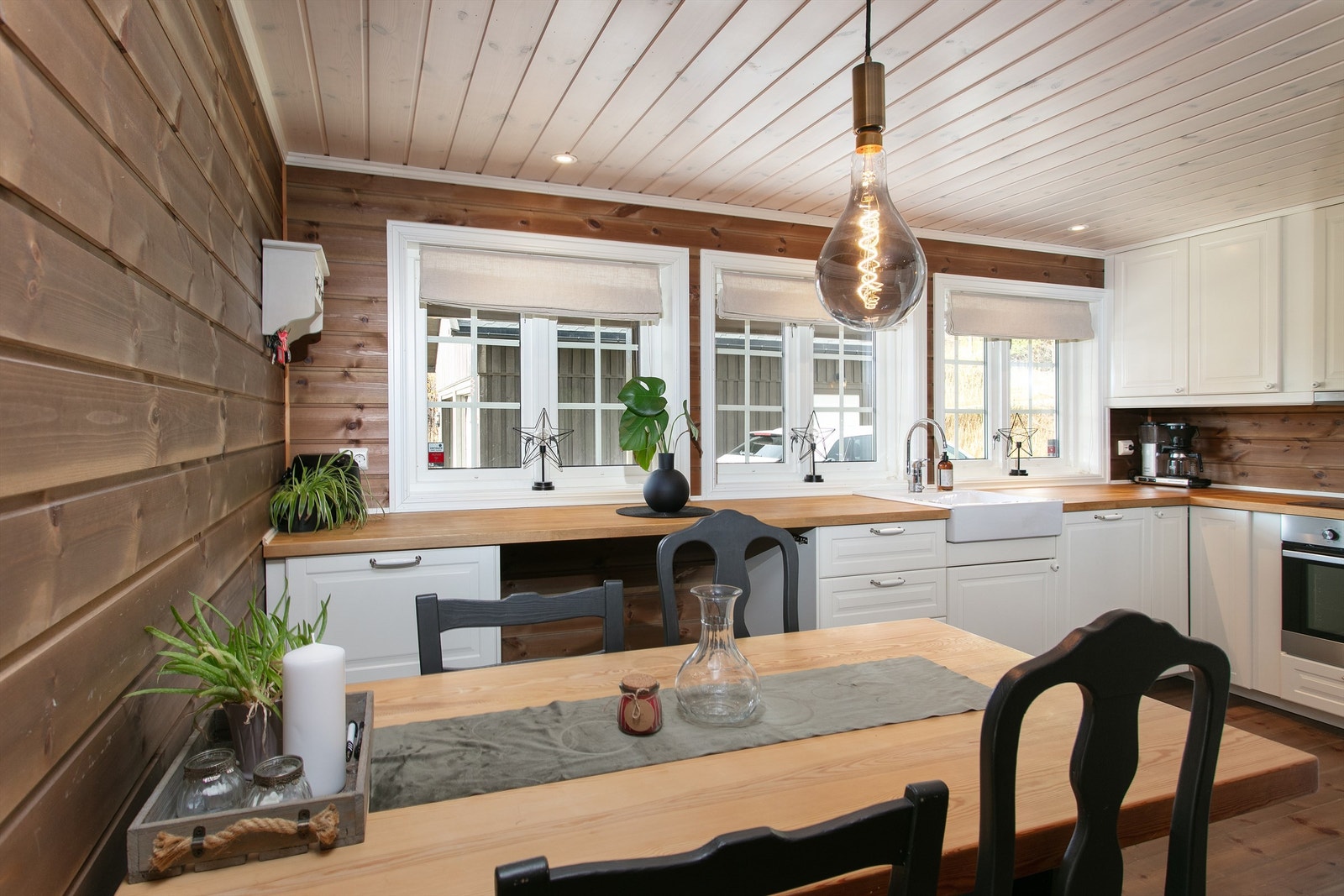 Kjøkken med spiseplass Galleribilde