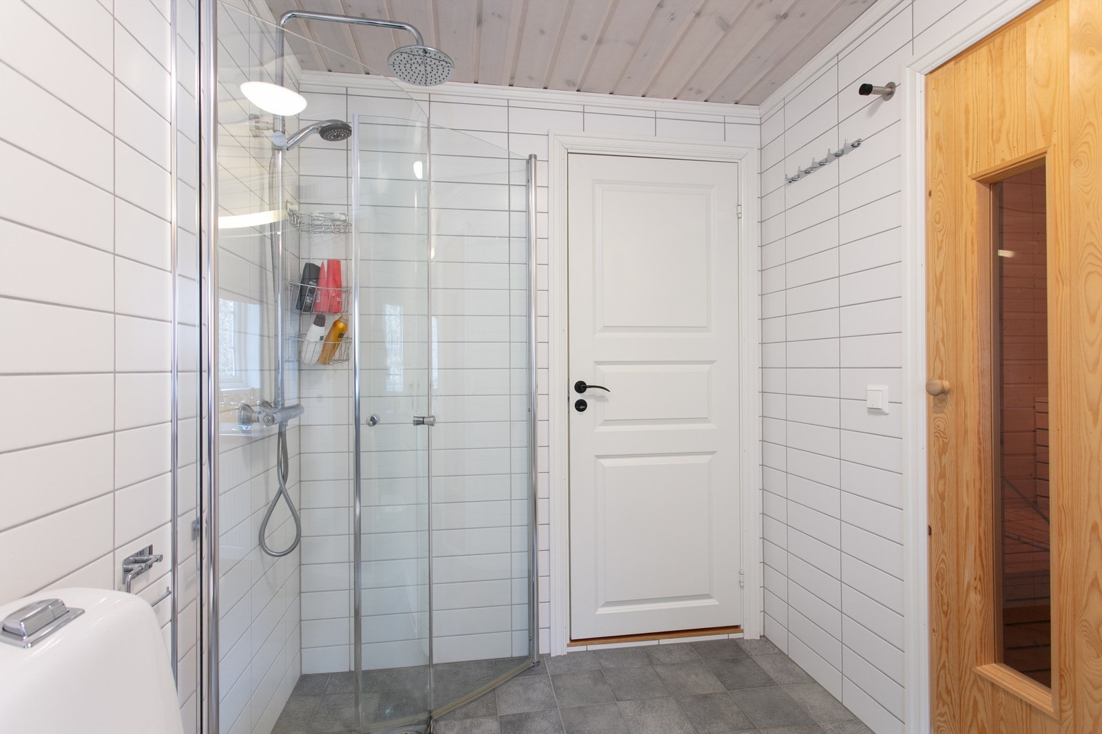 Dusjhjørne med foldbare glassvegger - dør fra bad 1 til badstu Galleribilde