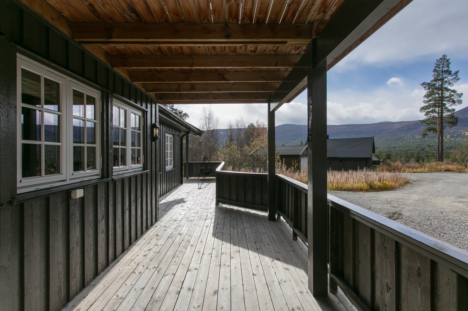 Store terrassearealer rundt hytten Galleribilde