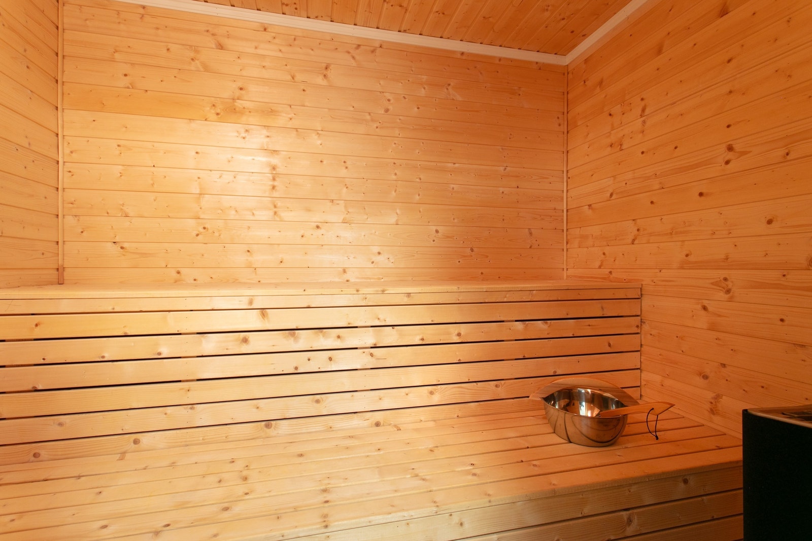 Innvendig badstu med trebenker og ovn Galleribilde