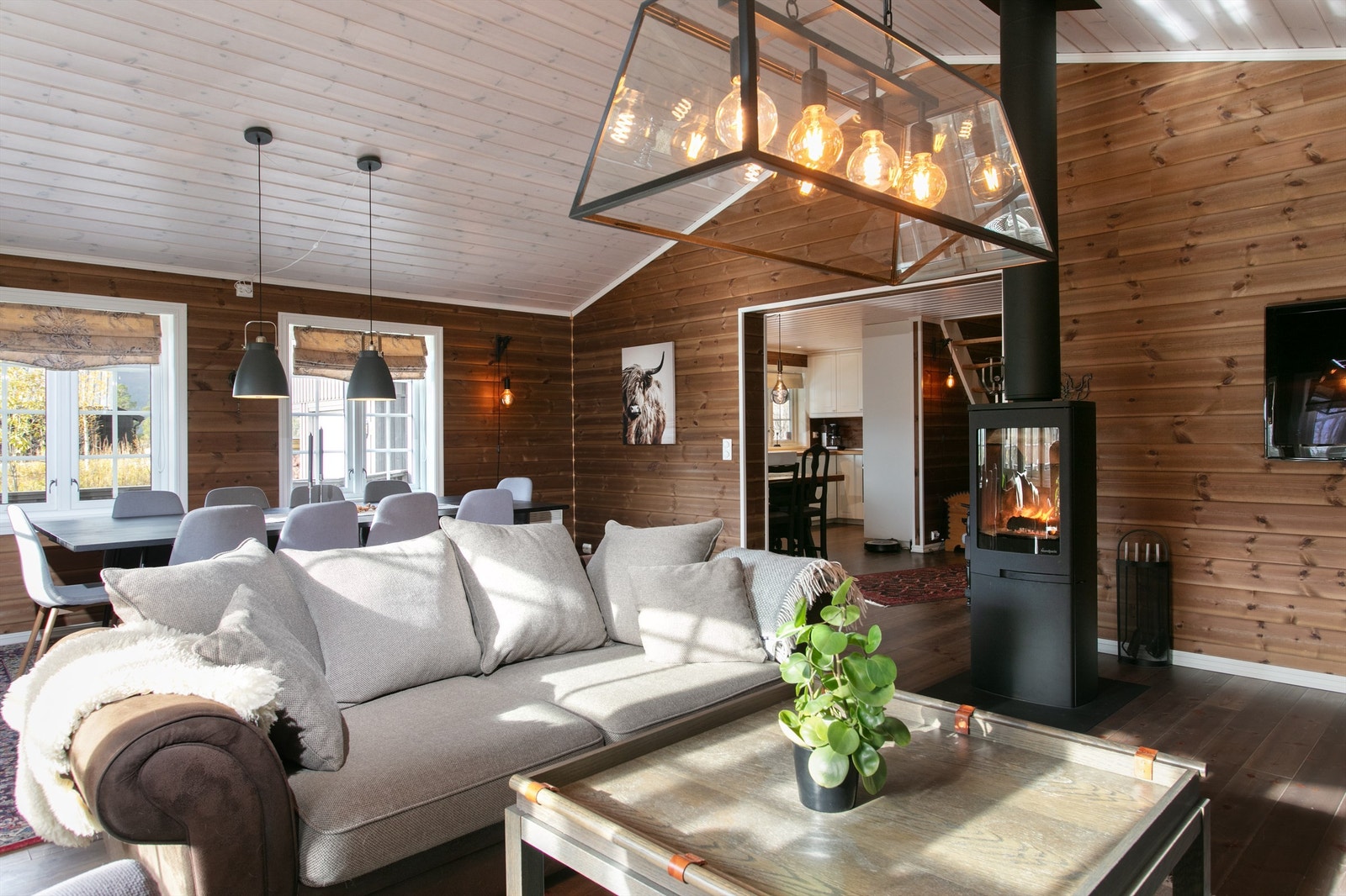 Det er peisovn med glassdør i stuen som gir en lun og hygelig atmosfære Galleribilde