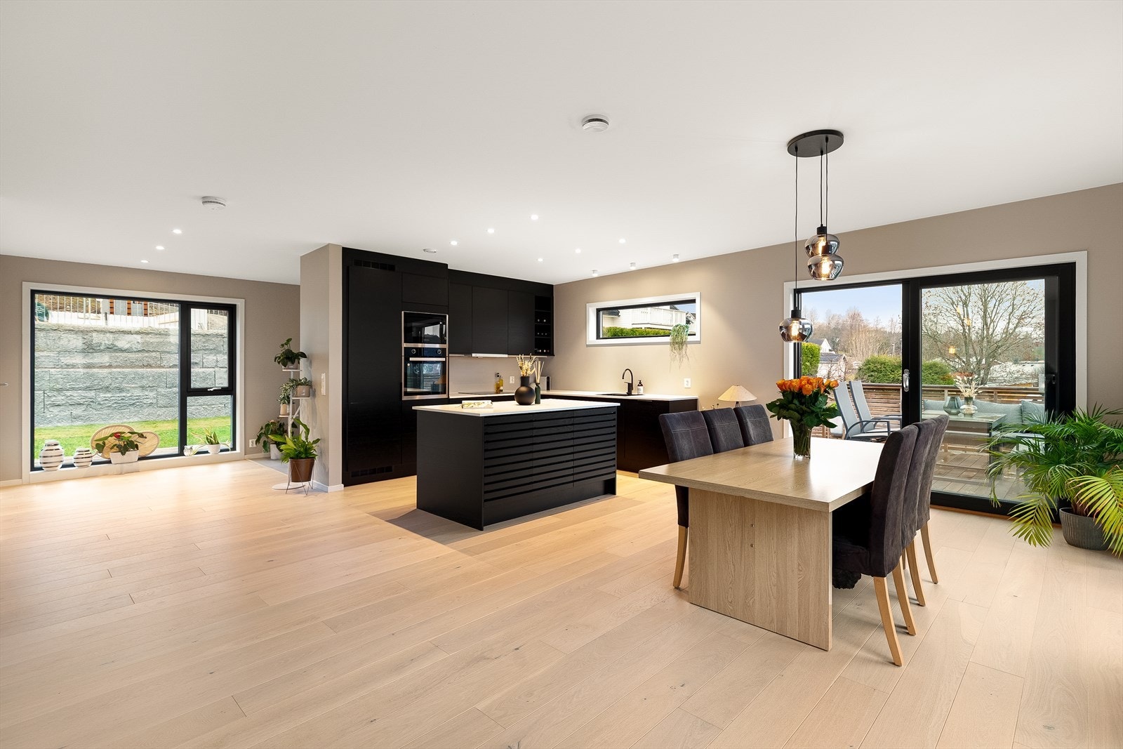 Stilren kjøkkeninnredning levert av kvalitetsleverandøren Sigdal med helintegrerte hvitevarer og praktisk kjøkkenøy! Galleribilde