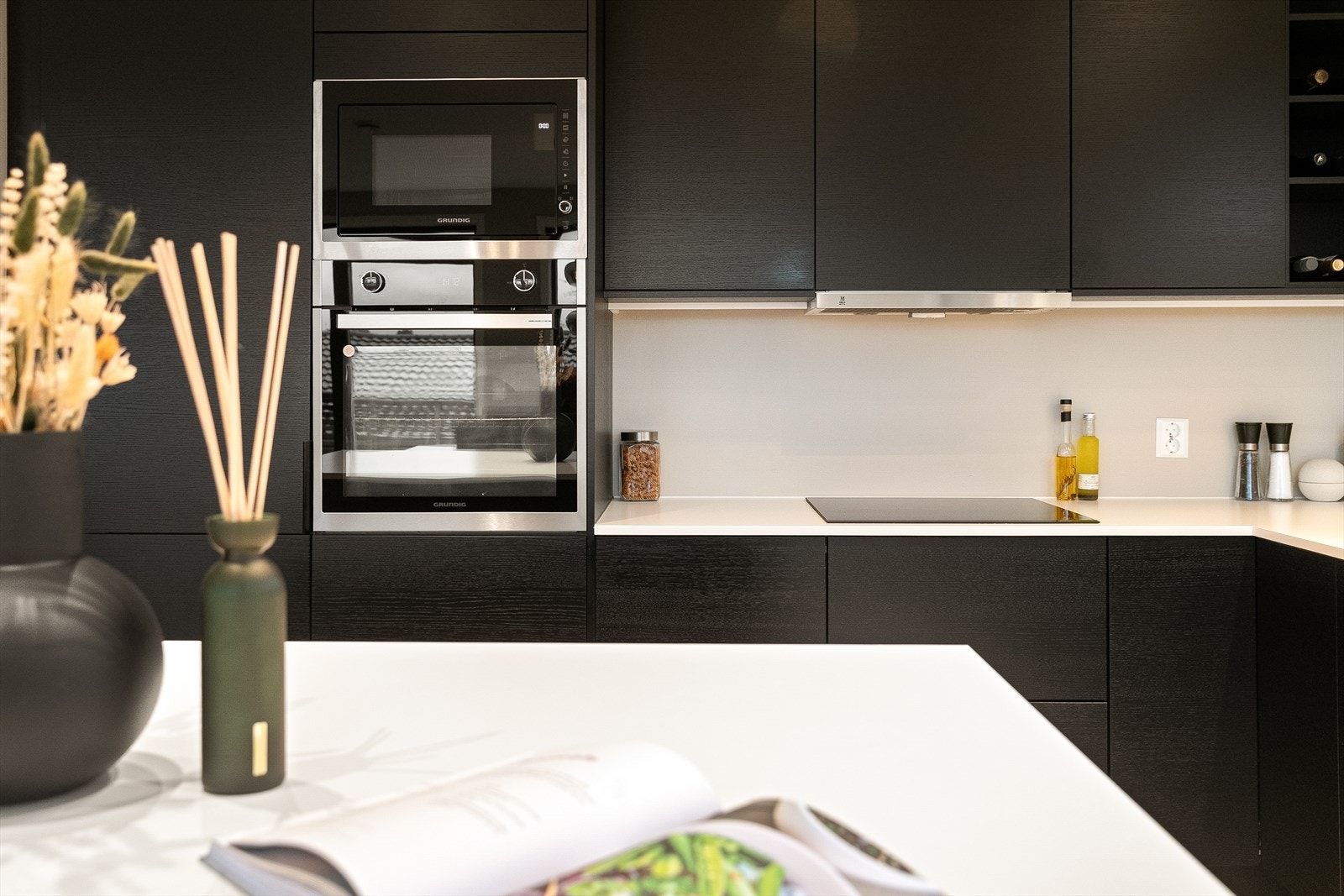 Kjøkkenet er en flott kontrast og innredning i det lyse rommet! Galleribilde