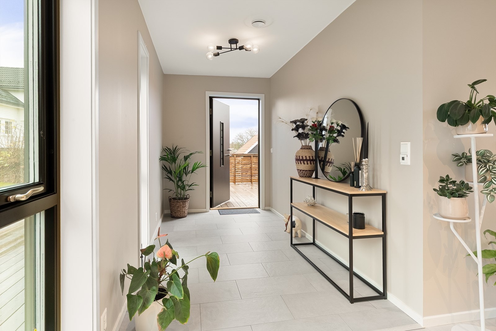 Entré/gang som kan gjøres om til et ekstra soverom eller kontor ved behov. Utgang til terrasse og hage har man også via skyvedør i stue/kjøkken. Galleribilde