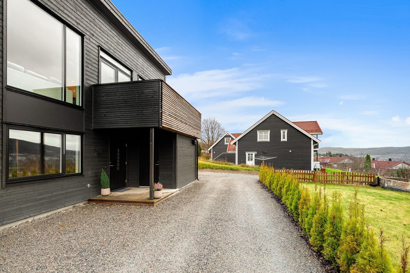 Flott overbygget inngansparti med praktisk tilgang til bod. Galleribilde