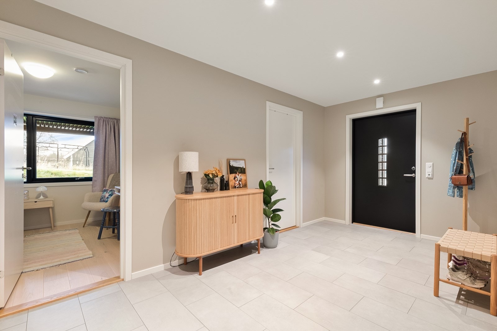 Flott entré/gang i underetasjen. Galleribilde