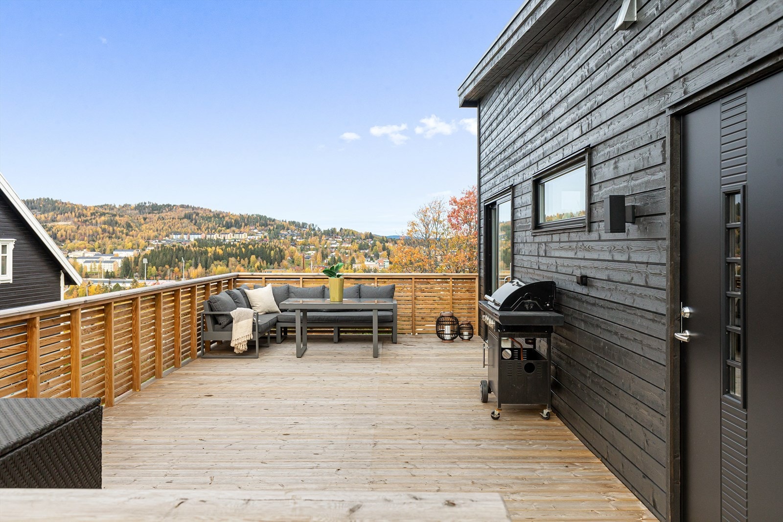 Boligen har både en stor balkong og terrasse med plass til forskjellig utemøblement, grill og beplantning. Galleribilde