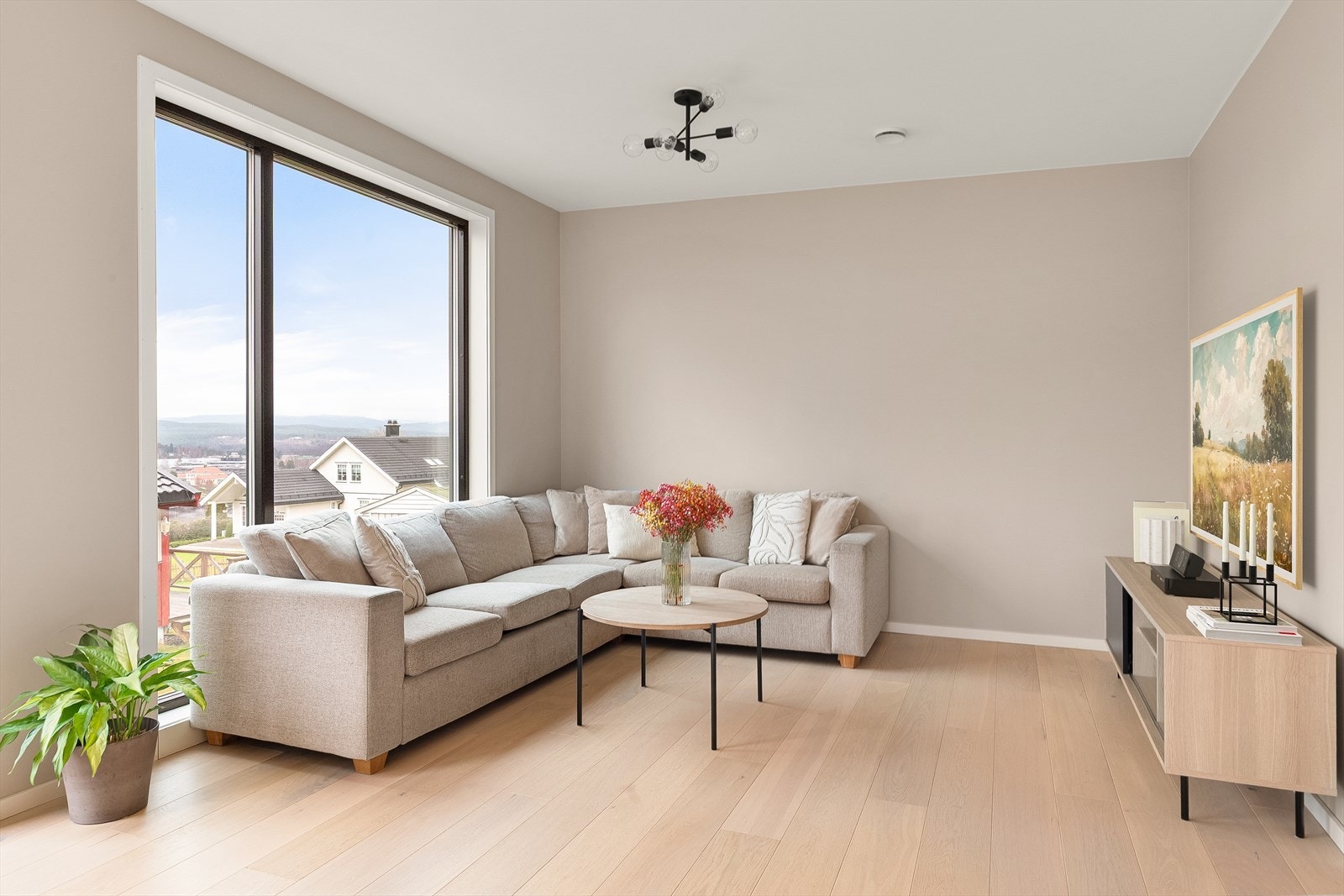 Boligen har en romslig stue med god plass til stor spisestue, fin sofagruppe, tv-seksjon og annet ønskelig møblement. Galleribilde