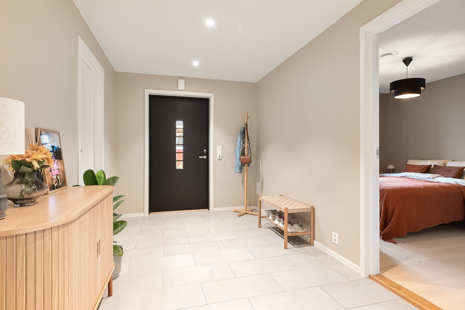 Underetasjen er innholdsrik med en smart planløsning som inneholder entré/gang, tre fine soverom, stort baderom med tilknyttet vaskerom og innendørs bod for ekstra oppbevaring. Galleribilde