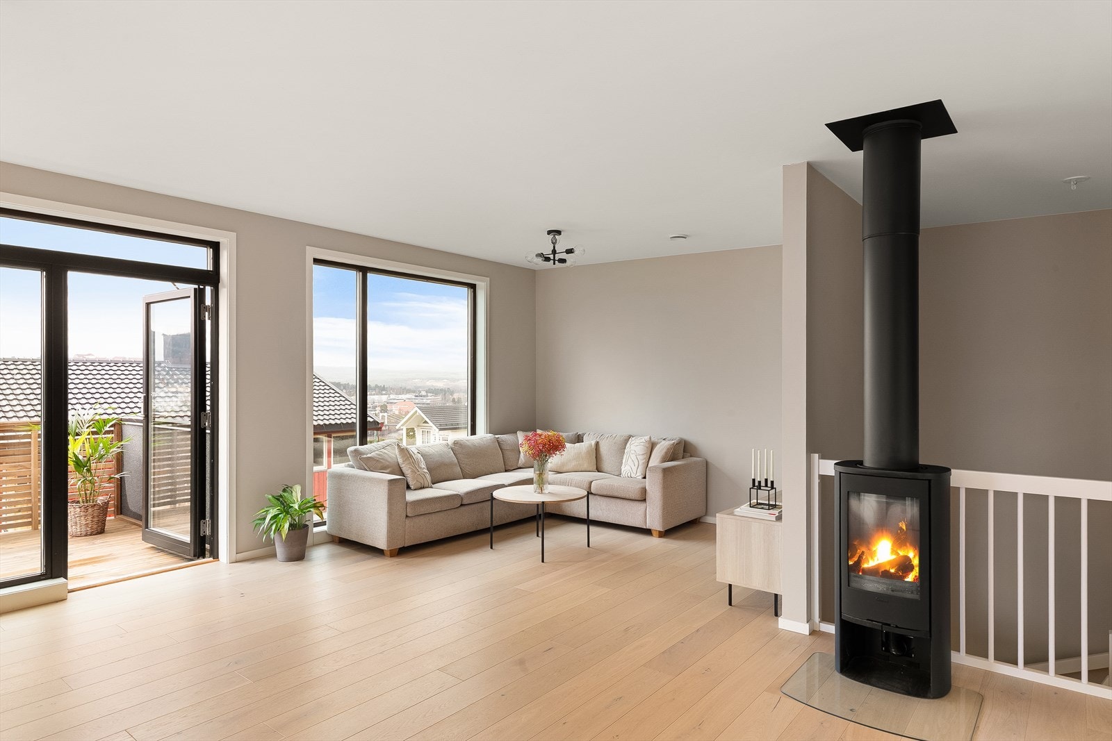 Kombinasjonen av romslige rom, store vindusflater mot flere forskjellige himmelretninger og god takhøyde gir en herlig romfølelse! Galleribilde